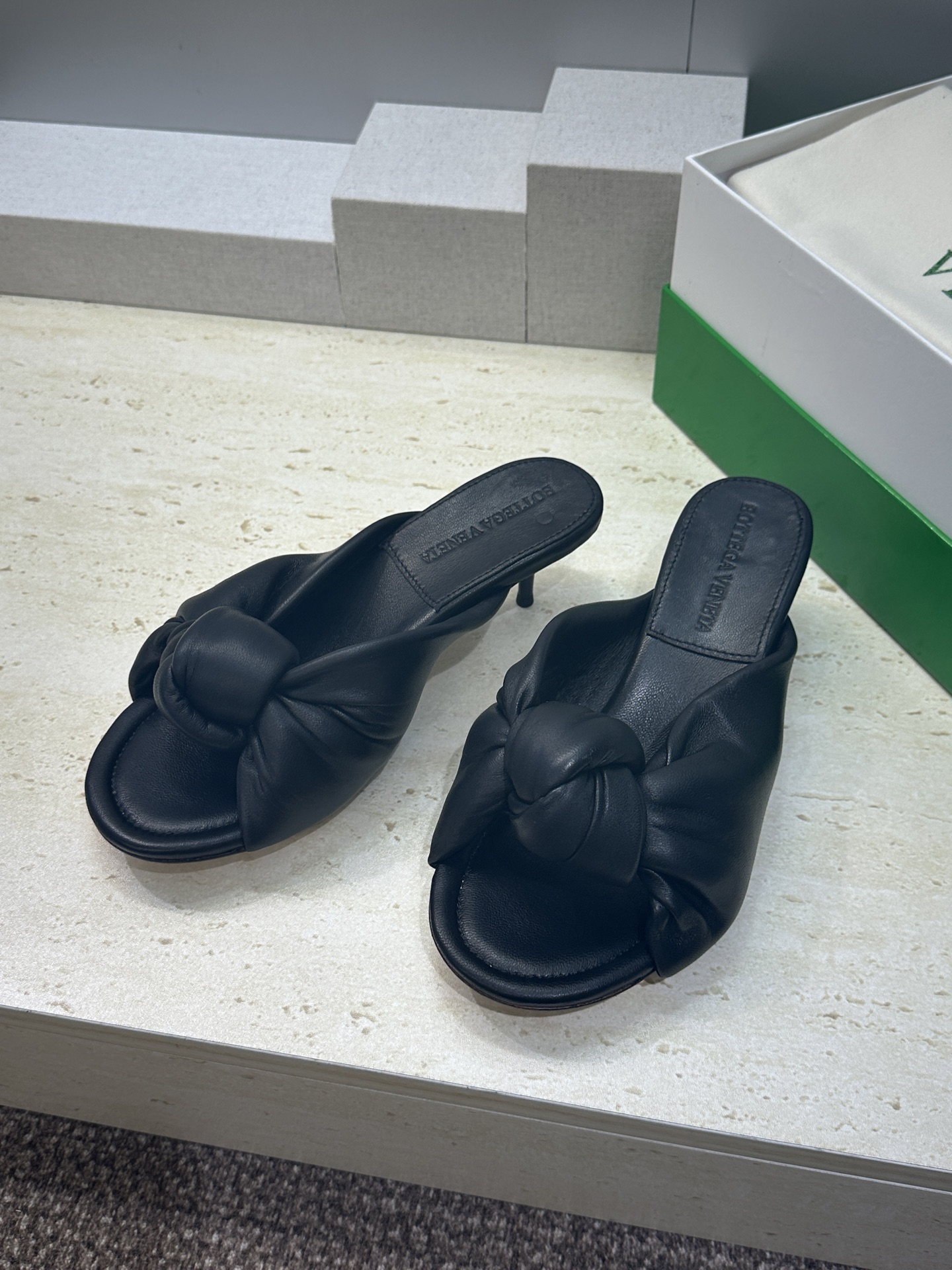 Bottega Veneta 葆蝶家2026春夏新款果冻色高跟女鞋 BV字母logo平底圆头露趾凉拖鞋材