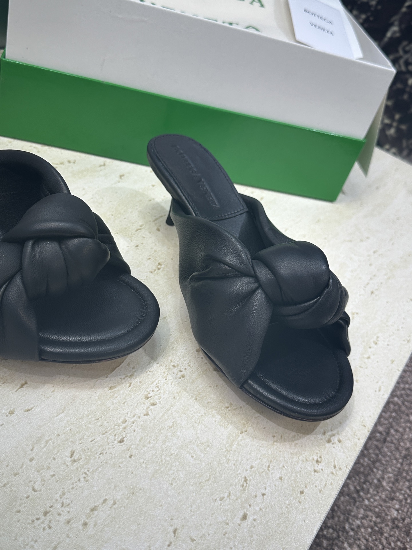 Bottega Veneta 葆蝶家2026春夏新款果冻色高跟女鞋 BV字母logo平底圆头露趾凉拖鞋材