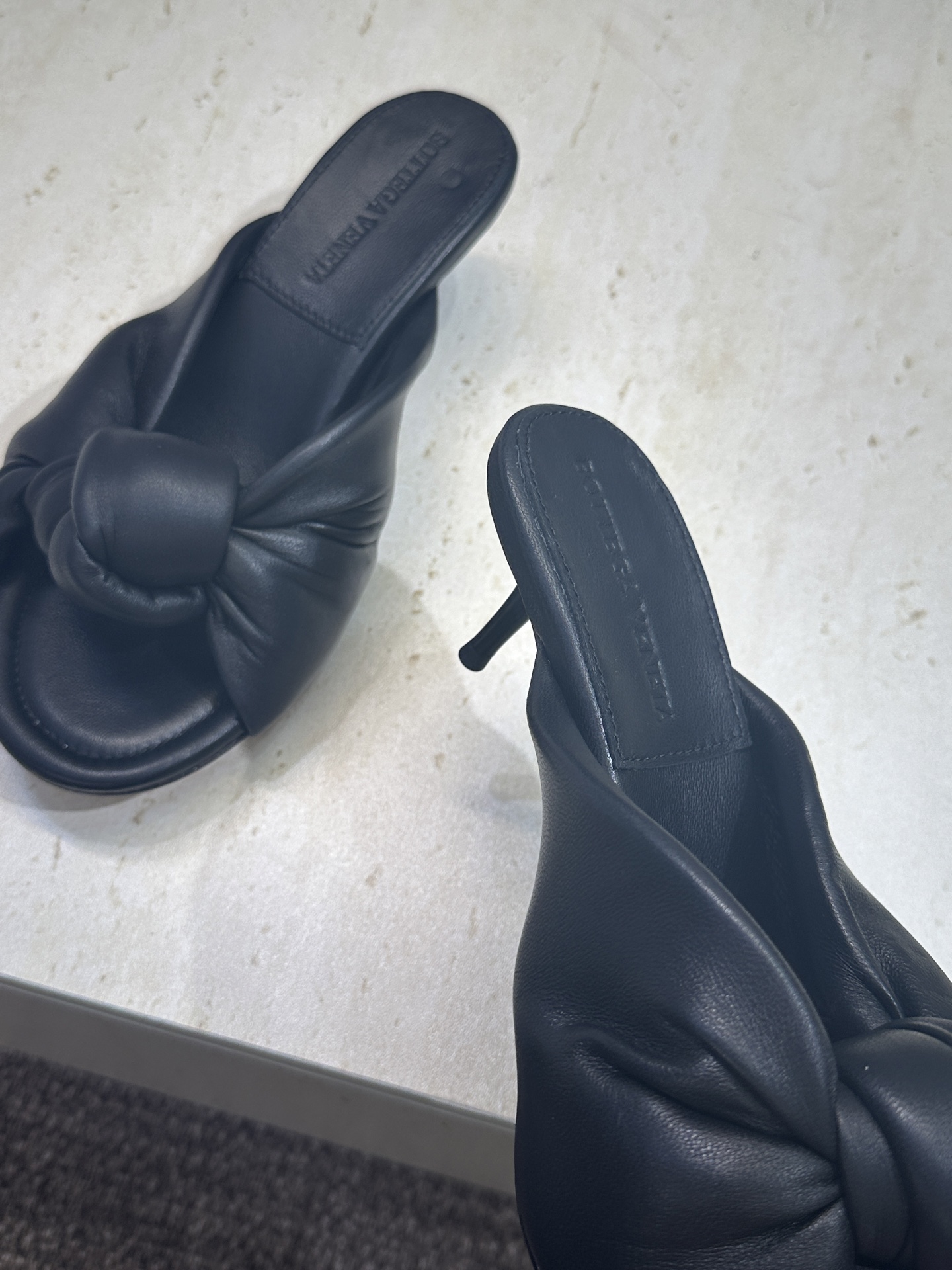 Bottega Veneta 葆蝶家2026春夏新款果冻色高跟女鞋 BV字母logo平底圆头露趾凉拖鞋材
