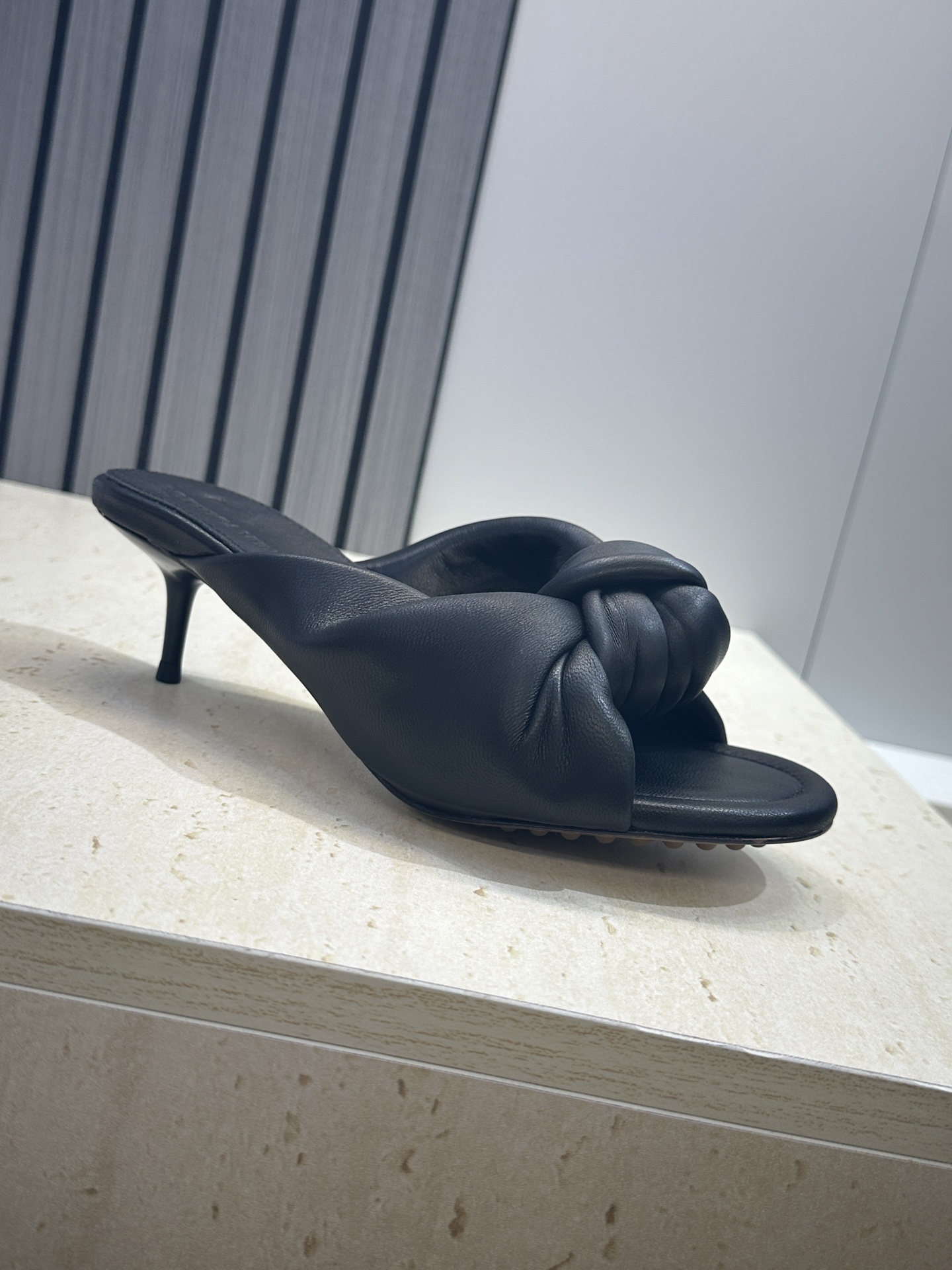Bottega Veneta 葆蝶家2026春夏新款果冻色高跟女鞋 BV字母logo平底圆头露趾凉拖鞋材