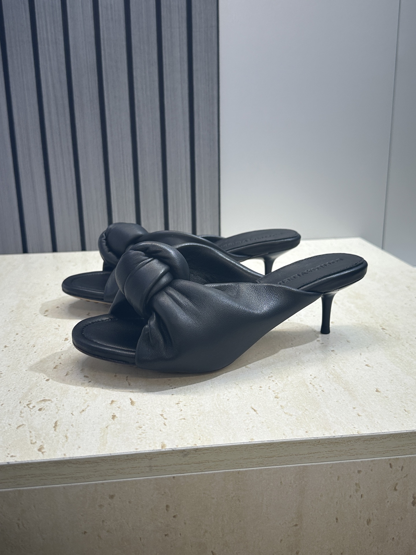 Bottega Veneta 葆蝶家2026春夏新款果冻色高跟女鞋 BV字母logo平底圆头露趾凉拖鞋材