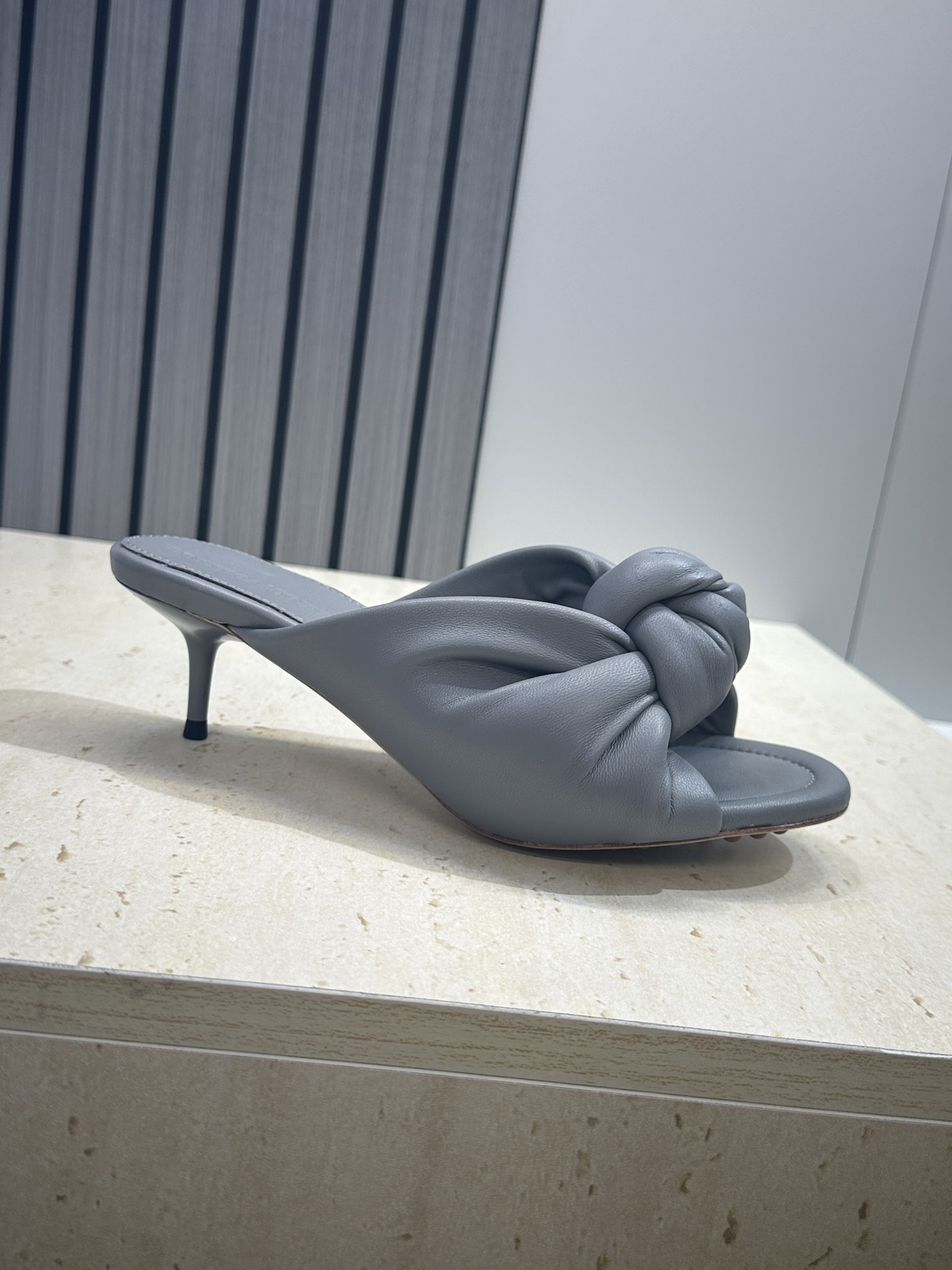 Bottega Veneta 葆蝶家2026春夏新款果冻色高跟女鞋 BV字母logo平底圆头露趾凉拖鞋材