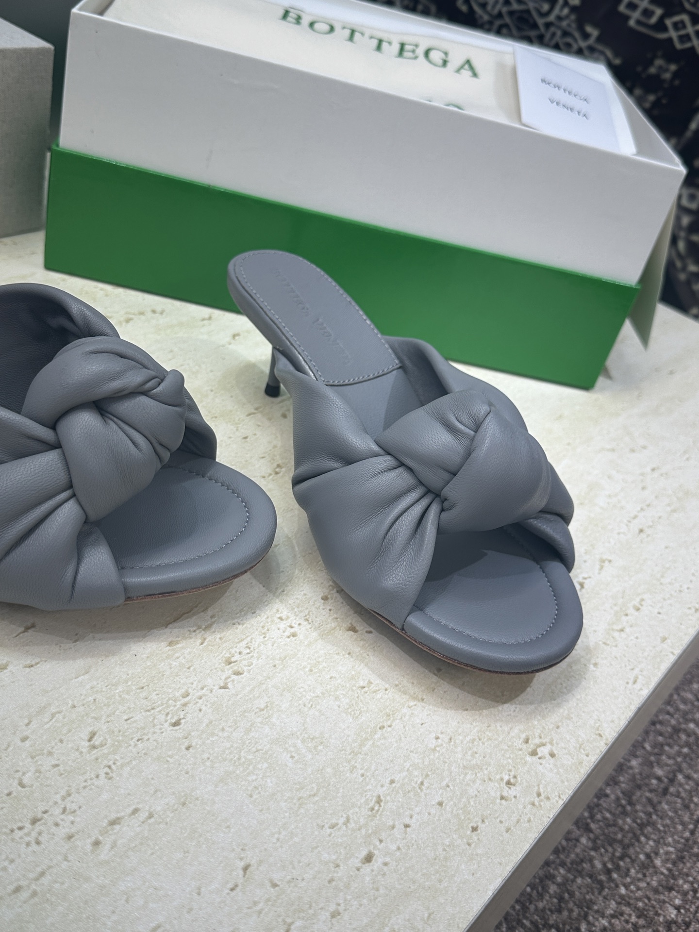 Bottega Veneta 葆蝶家2026春夏新款果冻色高跟女鞋 BV字母logo平底圆头露趾凉拖鞋材