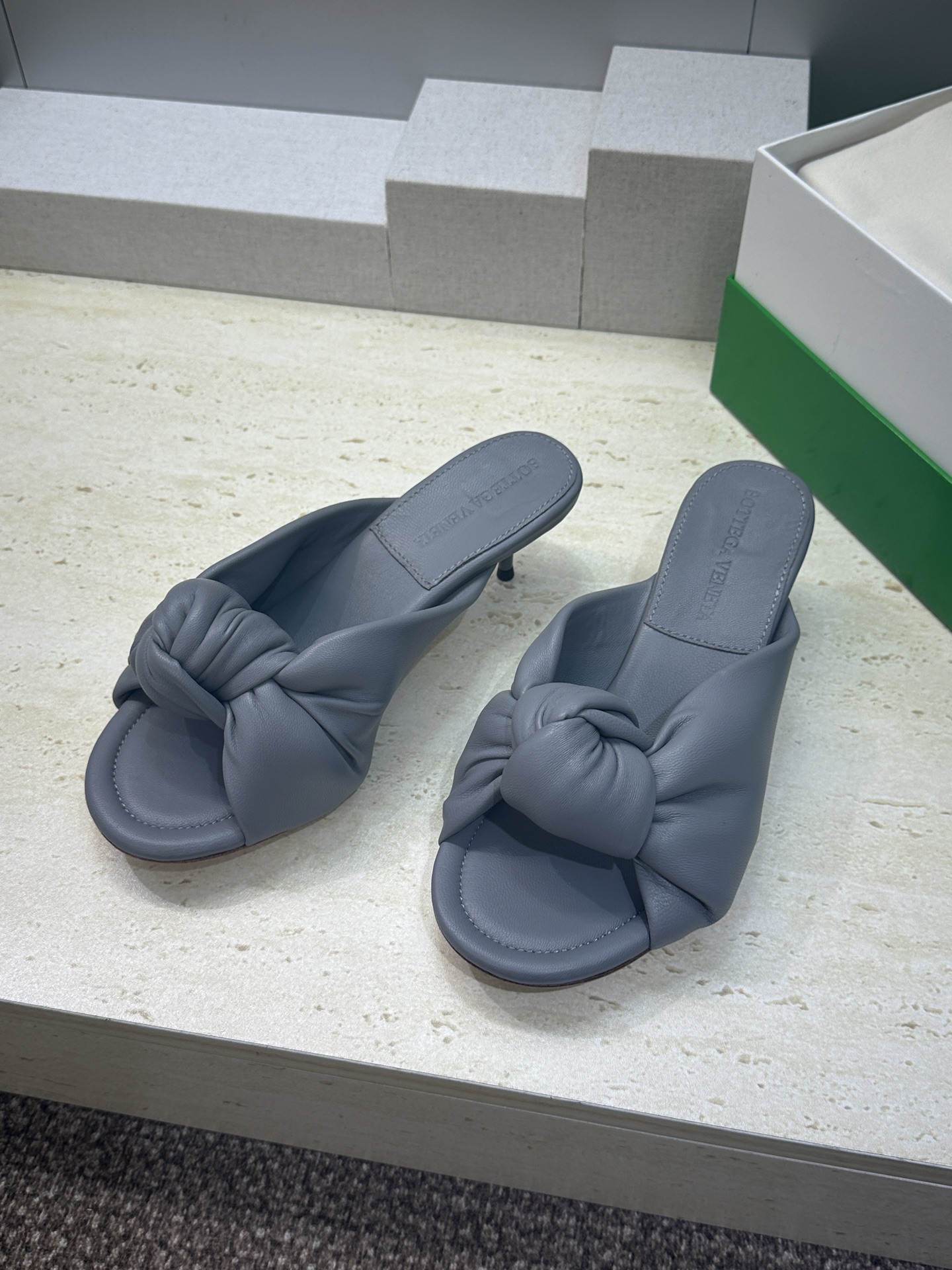 Bottega Veneta 葆蝶家2026春夏新款果冻色高跟女鞋 BV字母logo平底圆头露趾凉拖鞋材