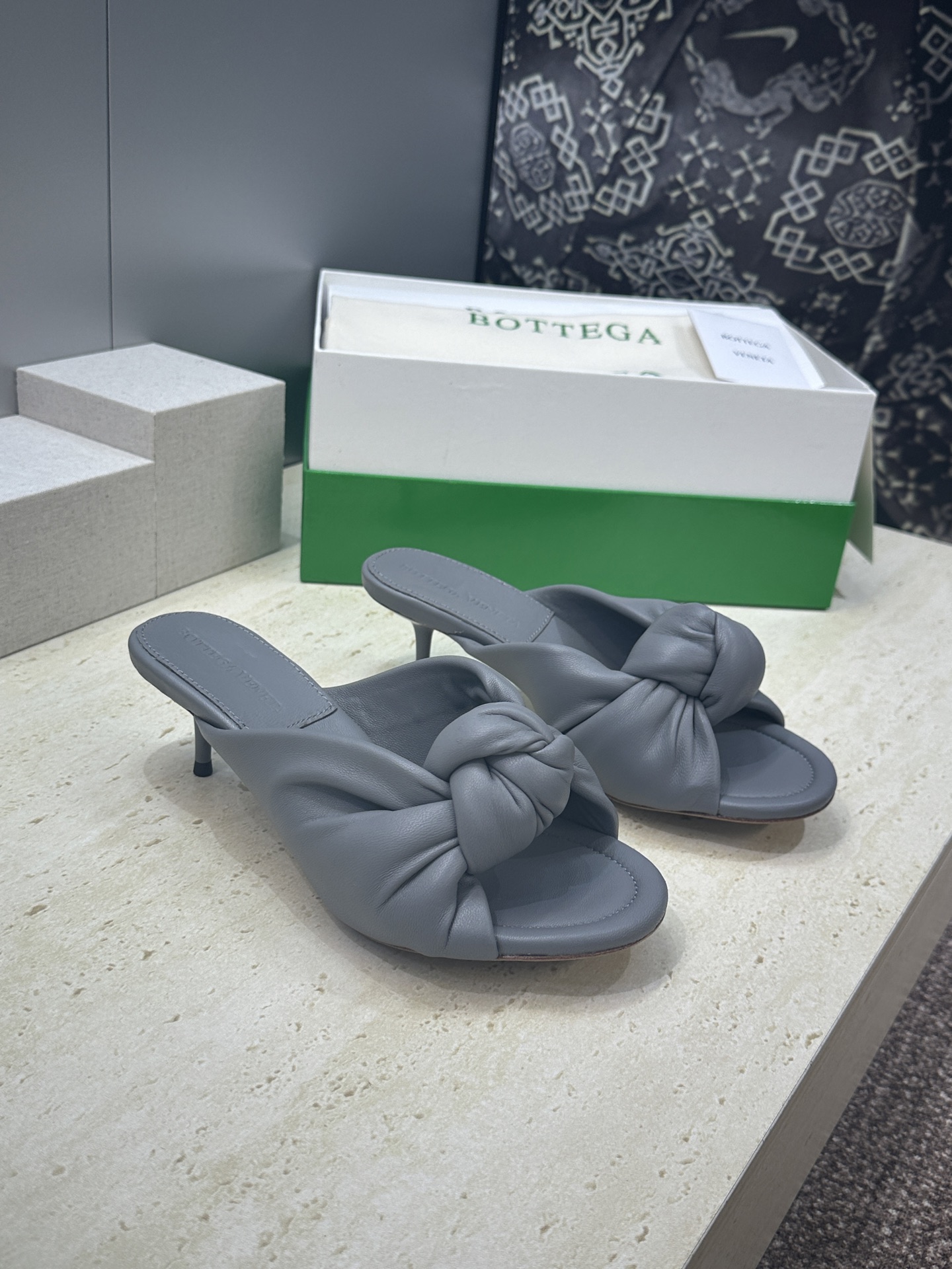 Bottega Veneta 葆蝶家2026春夏新款果冻色高跟女鞋 BV字母logo平底圆头露趾凉拖鞋材