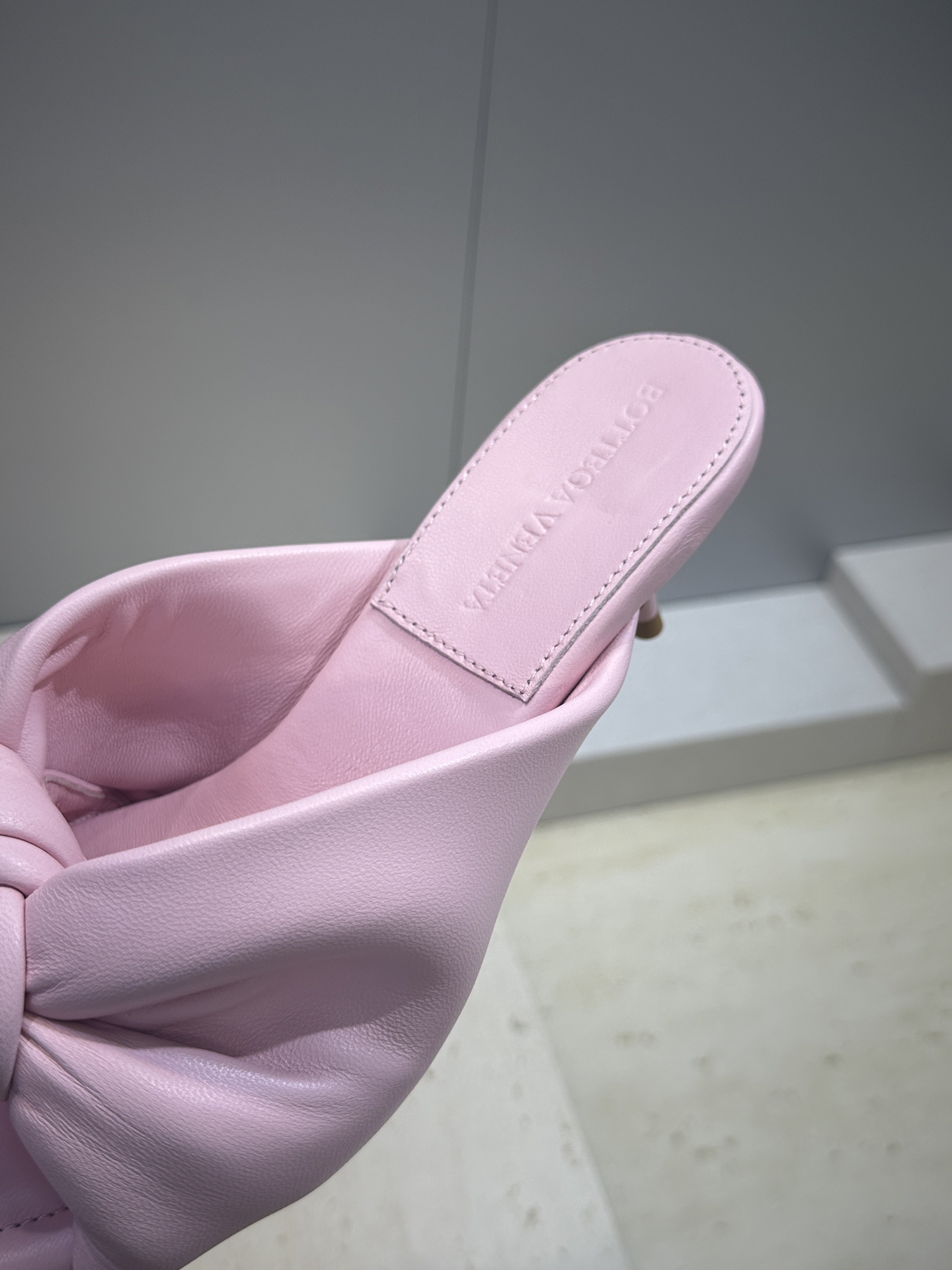 Bottega Veneta 葆蝶家2026春夏新款果冻色高跟女鞋 BV字母logo平底圆头露趾凉拖鞋材