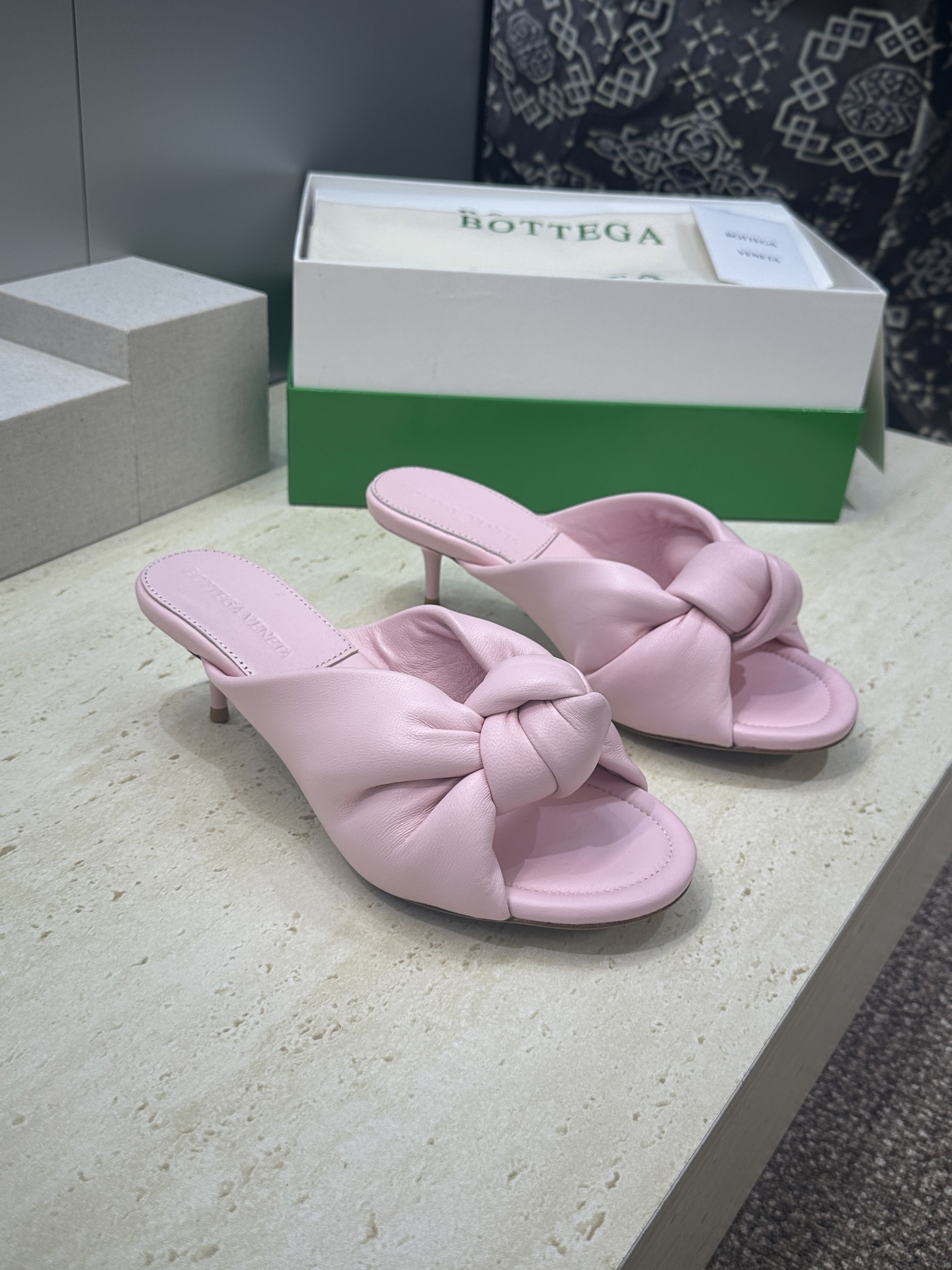 Bottega Veneta 葆蝶家2026春夏新款果冻色高跟女鞋 BV字母logo平底圆头露趾凉拖鞋材