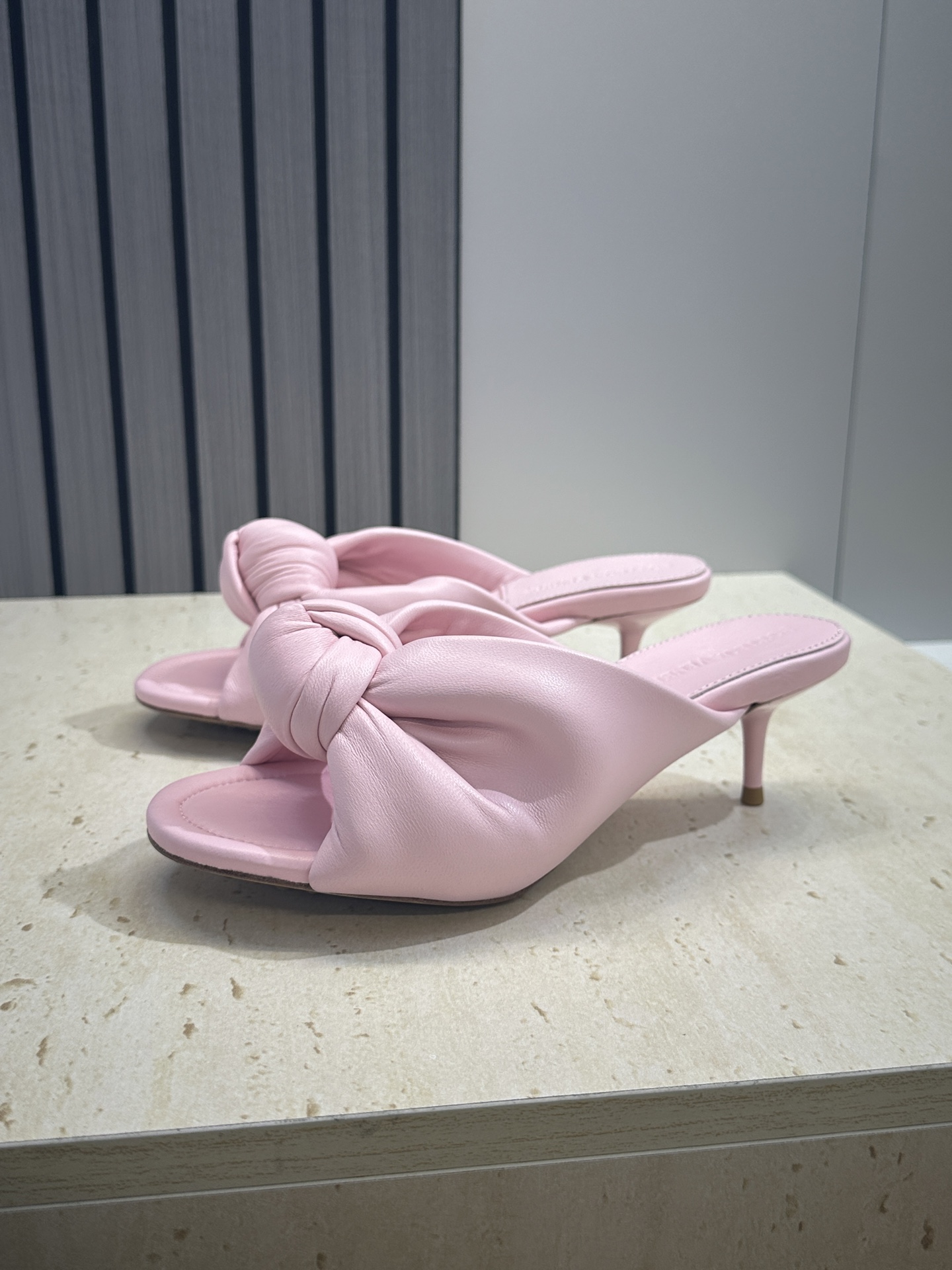 Bottega Veneta 葆蝶家2026春夏新款果冻色高跟女鞋 BV字母logo平底圆头露趾凉拖鞋材