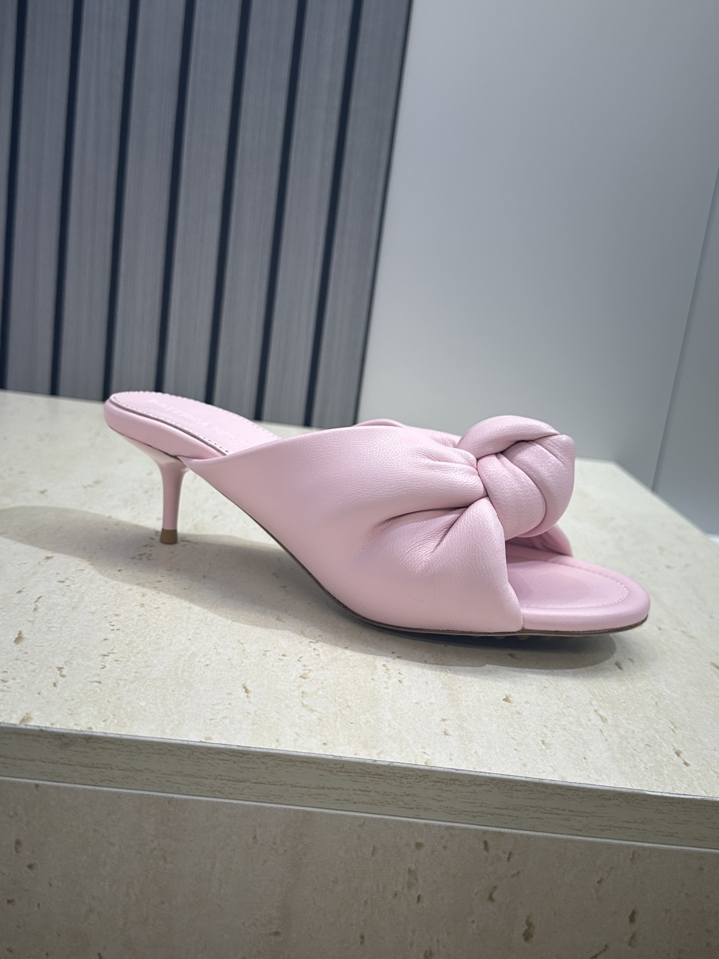 Bottega Veneta 葆蝶家2026春夏新款果冻色高跟女鞋 BV字母logo平底圆头露趾凉拖鞋材