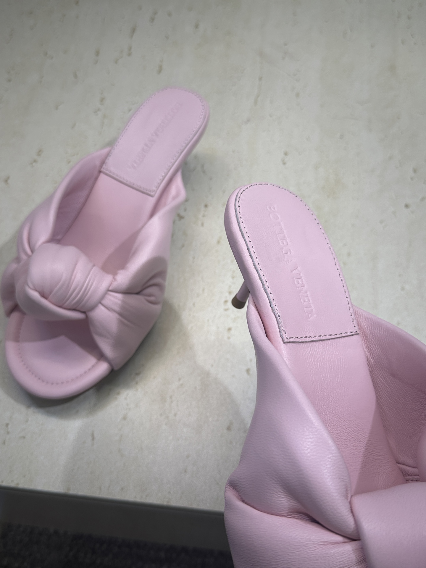 Bottega Veneta 葆蝶家2026春夏新款果冻色高跟女鞋 BV字母logo平底圆头露趾凉拖鞋材