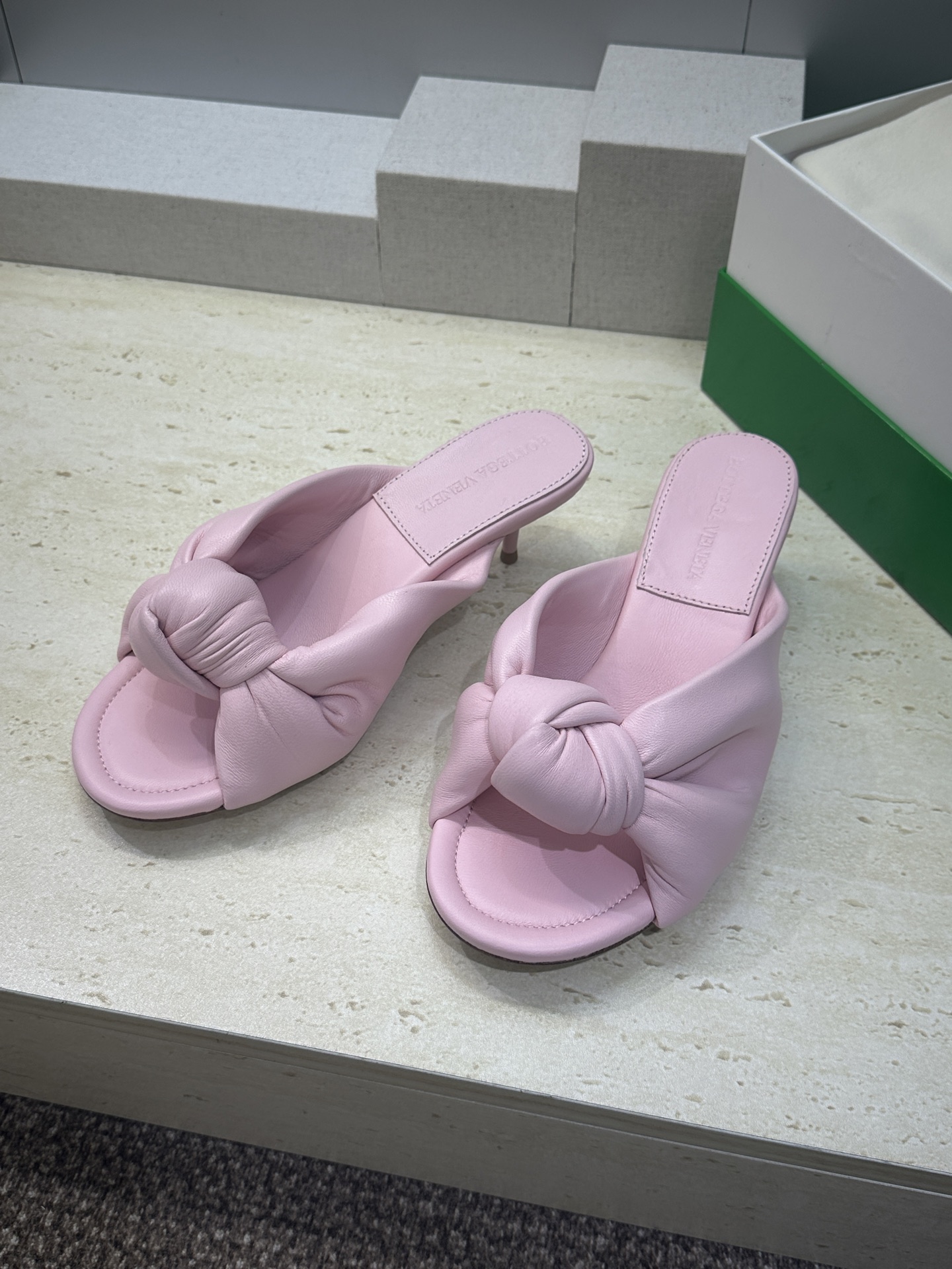 Bottega Veneta 葆蝶家2026春夏新款果冻色高跟女鞋 BV字母logo平底圆头露趾凉拖鞋材
