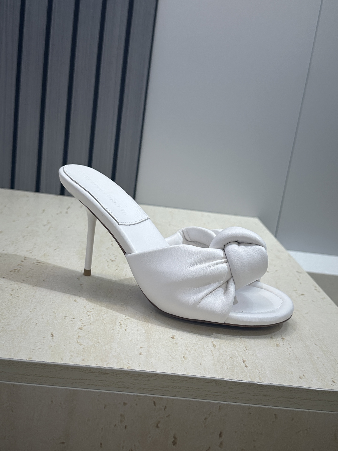 Bottega Veneta 葆蝶家2026春夏新款果冻色高跟女鞋 BV字母logo平底圆头露趾凉拖鞋材