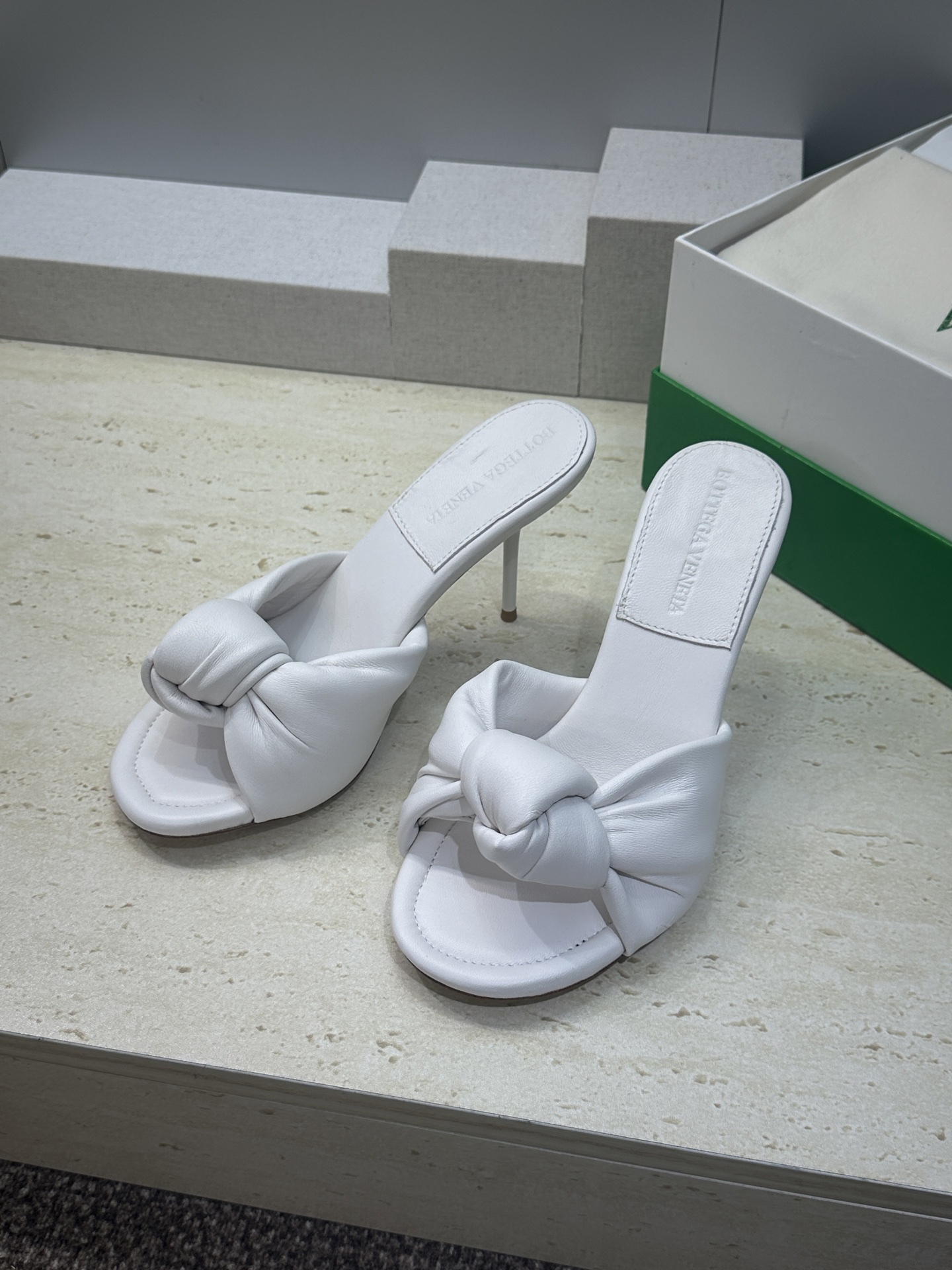 Bottega Veneta 葆蝶家2026春夏新款果冻色高跟女鞋 BV字母logo平底圆头露趾凉拖鞋材