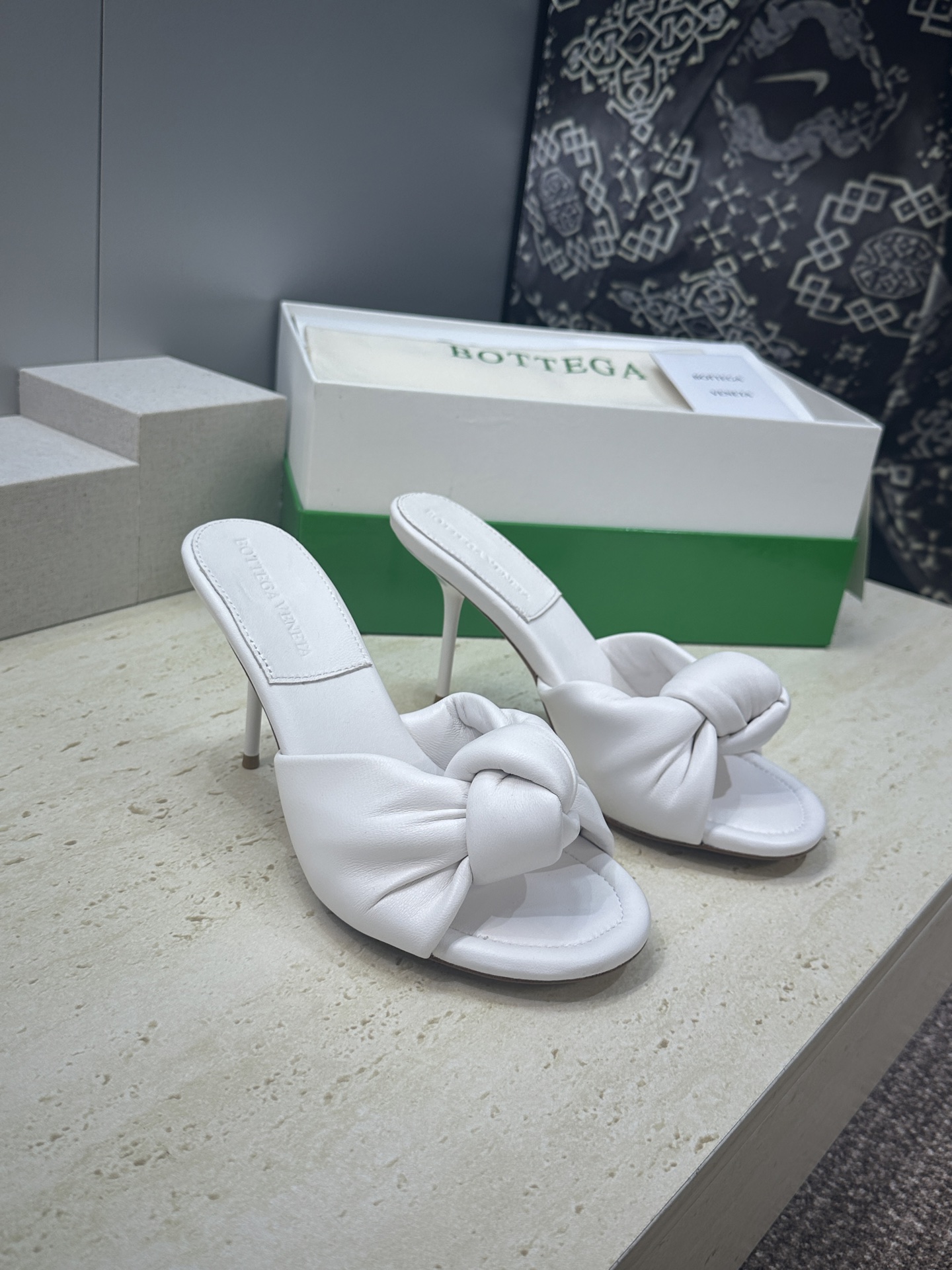 Bottega Veneta 葆蝶家2026春夏新款果冻色高跟女鞋 BV字母logo平底圆头露趾凉拖鞋材