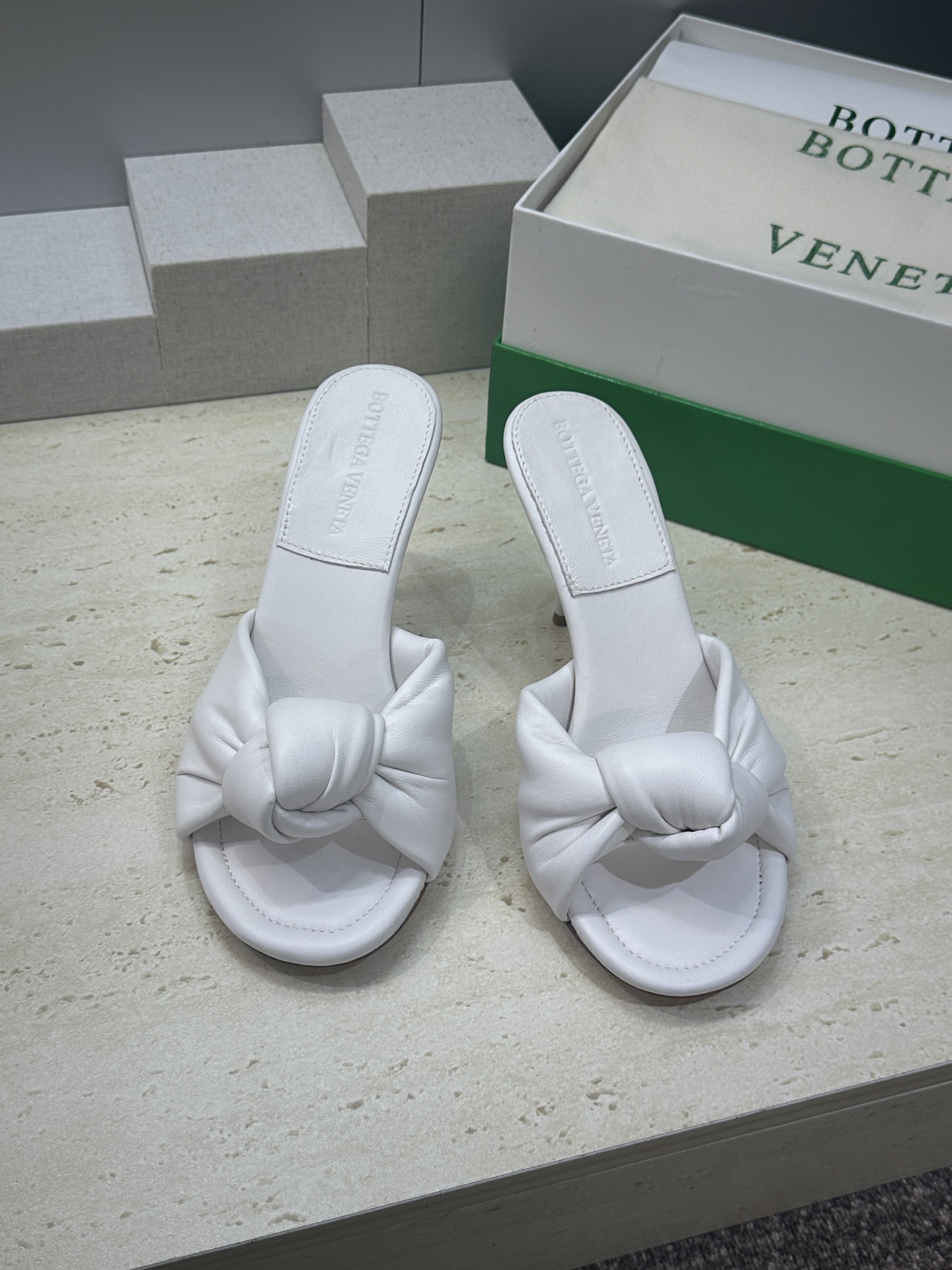 Bottega Veneta 葆蝶家2026春夏新款果冻色高跟女鞋 BV字母logo平底圆头露趾凉拖鞋材