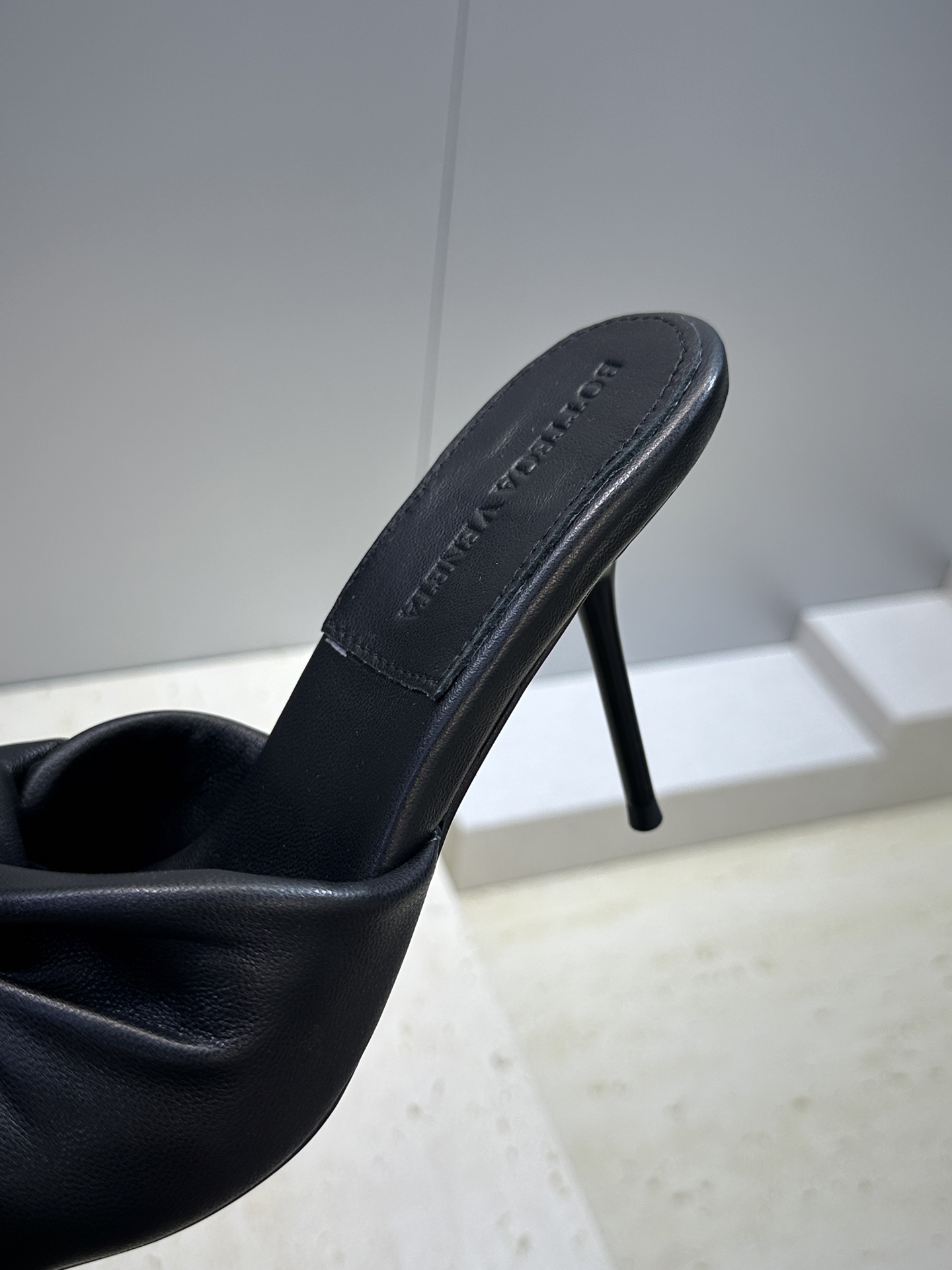 Bottega Veneta 葆蝶家2026春夏新款果冻色高跟女鞋 BV字母logo平底圆头露趾凉拖鞋材