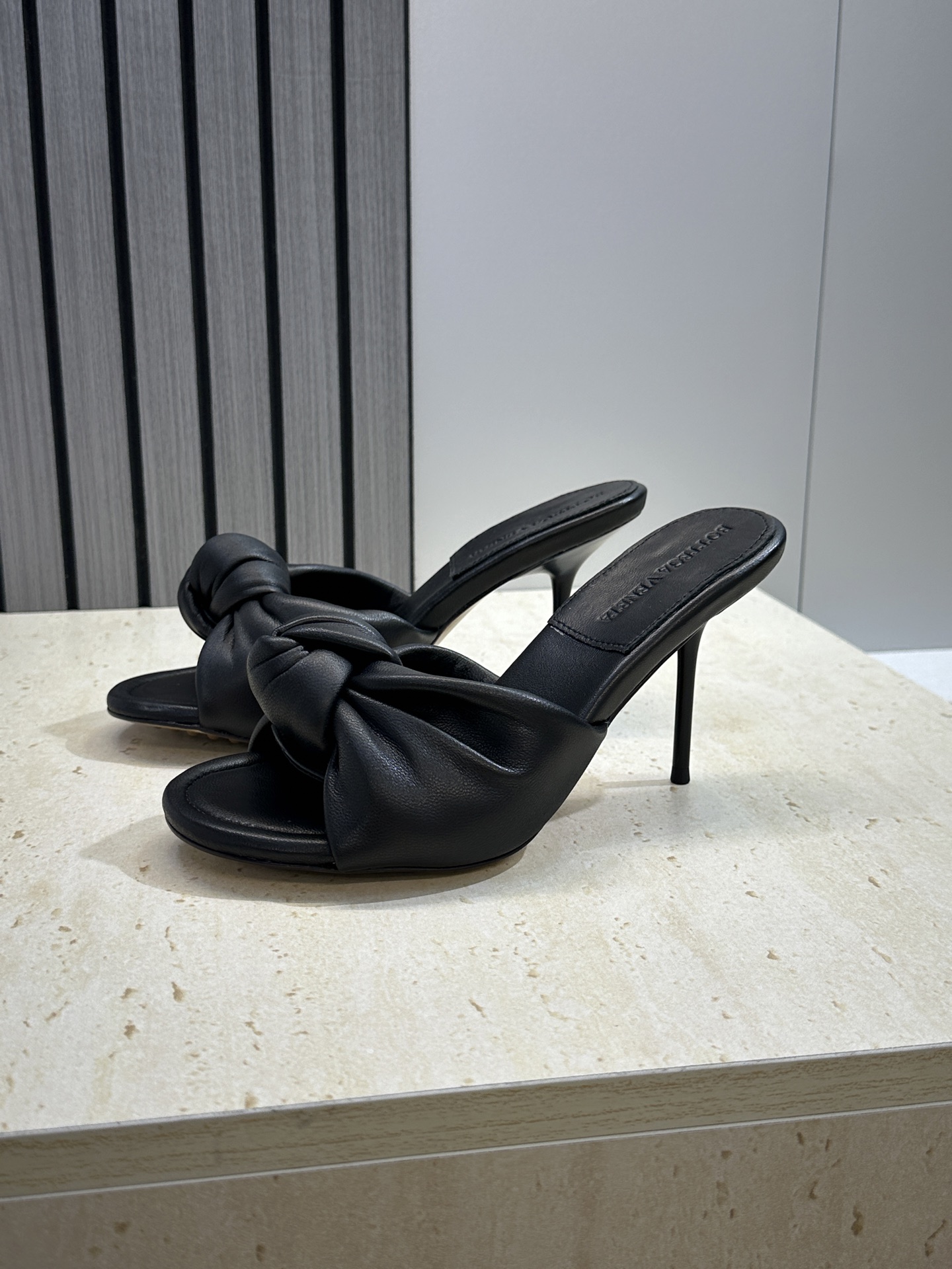 Bottega Veneta 葆蝶家2026春夏新款果冻色高跟女鞋 BV字母logo平底圆头露趾凉拖鞋材