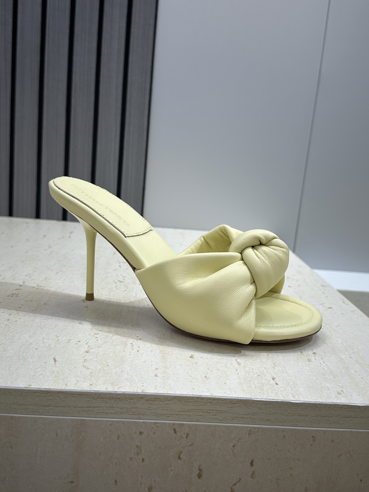 Bottega Veneta 葆蝶家2026春夏新款果冻色高跟女鞋 BV字母logo平底圆头露趾凉拖鞋材