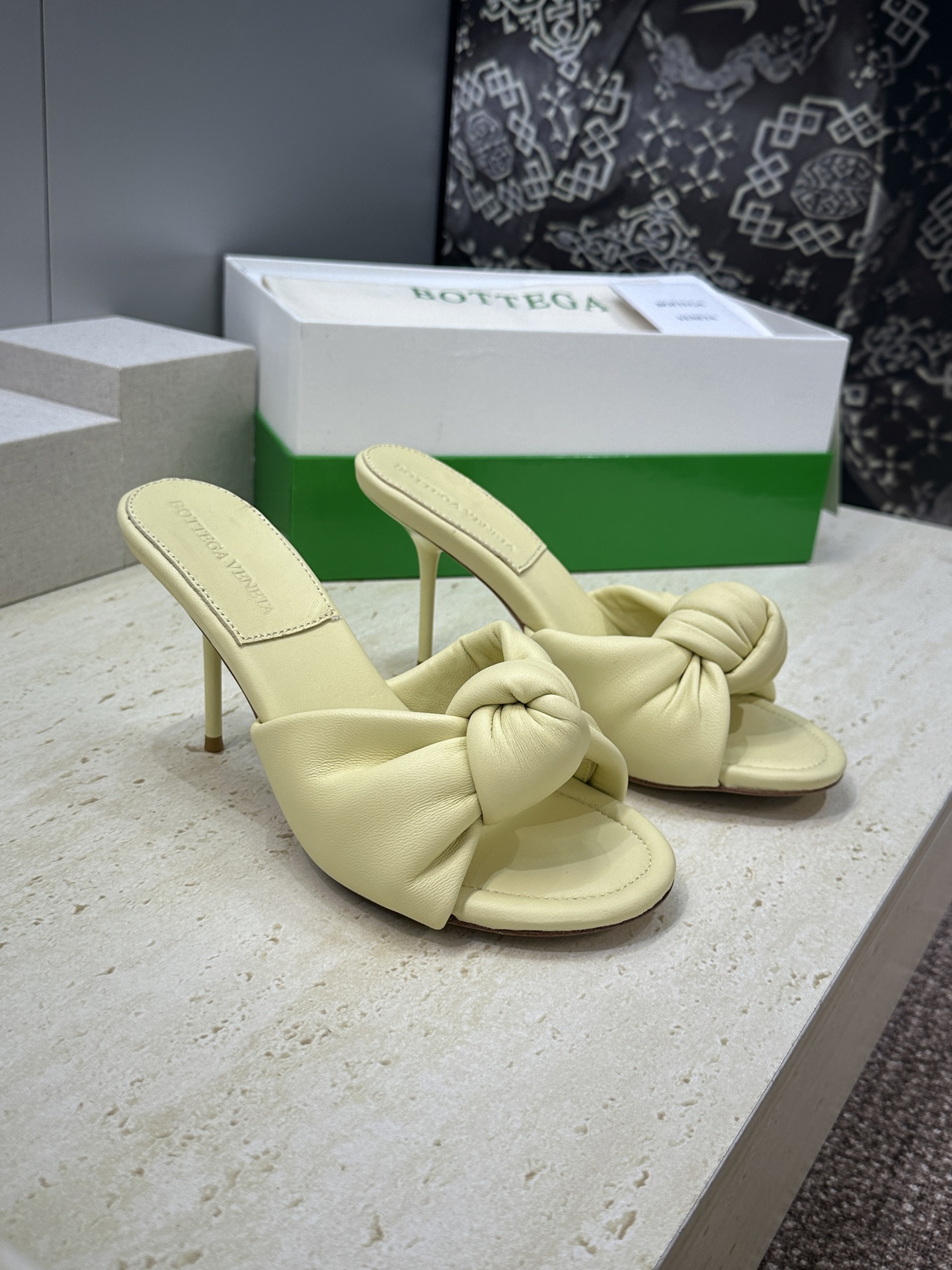 Bottega Veneta 葆蝶家2026春夏新款果冻色高跟女鞋 BV字母logo平底圆头露趾凉拖鞋材