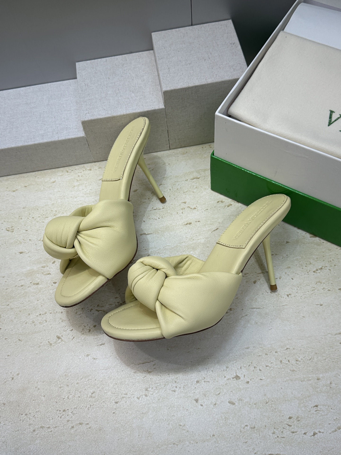 Bottega Veneta 葆蝶家2026春夏新款果冻色高跟女鞋 BV字母logo平底圆头露趾凉拖鞋材