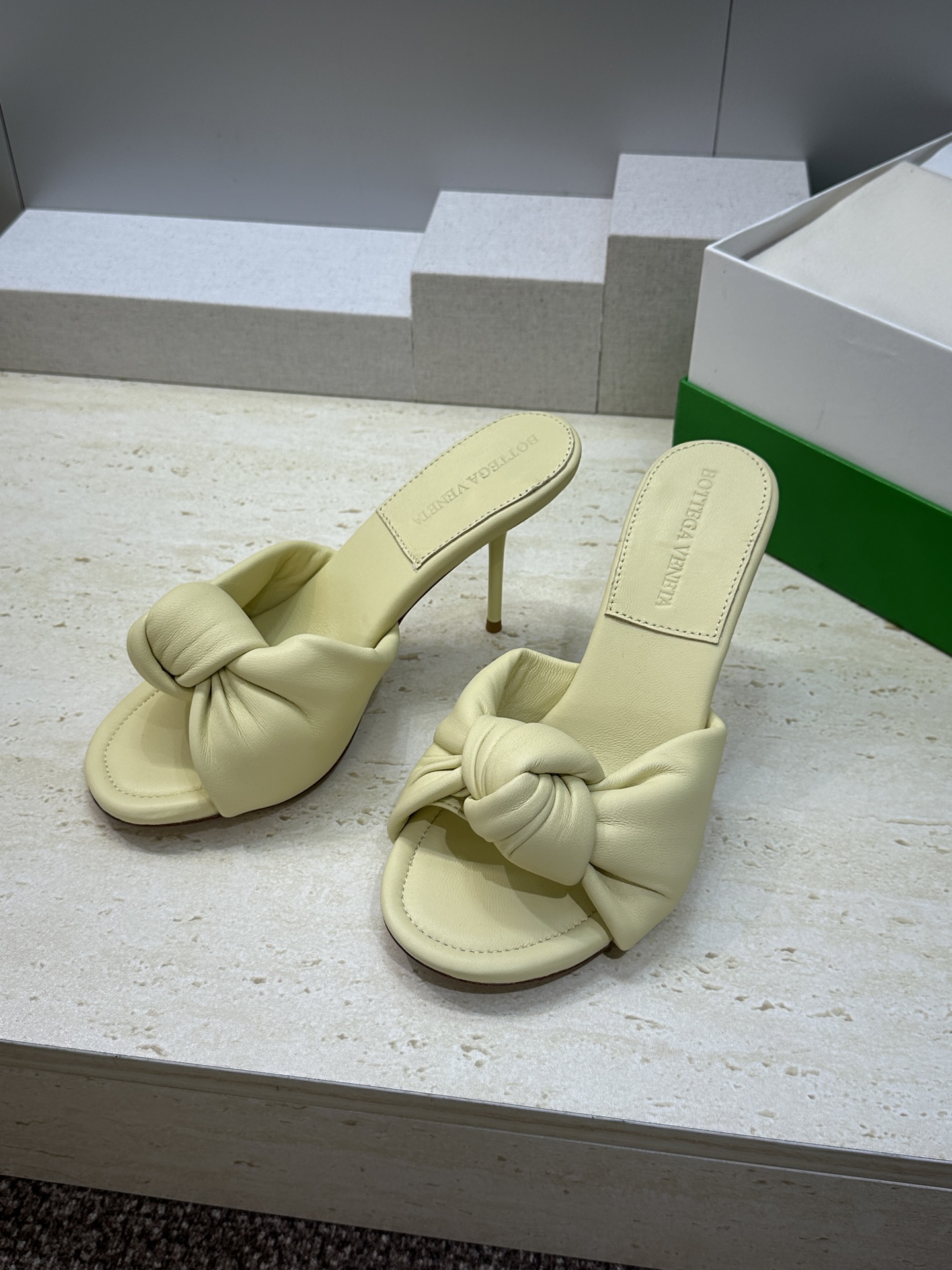 Bottega Veneta 葆蝶家2026春夏新款果冻色高跟女鞋 BV字母logo平底圆头露趾凉拖鞋材