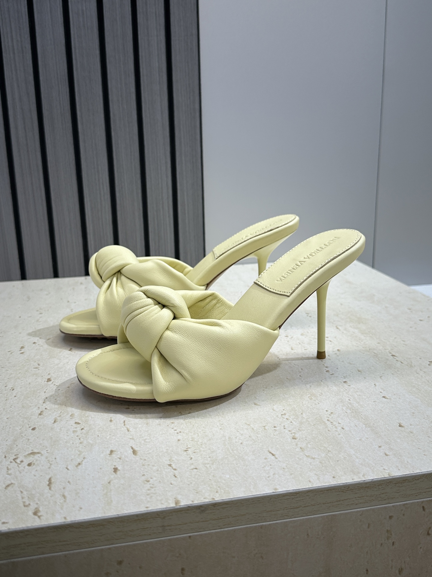 Bottega Veneta 葆蝶家2026春夏新款果冻色高跟女鞋 BV字母logo平底圆头露趾凉拖鞋材