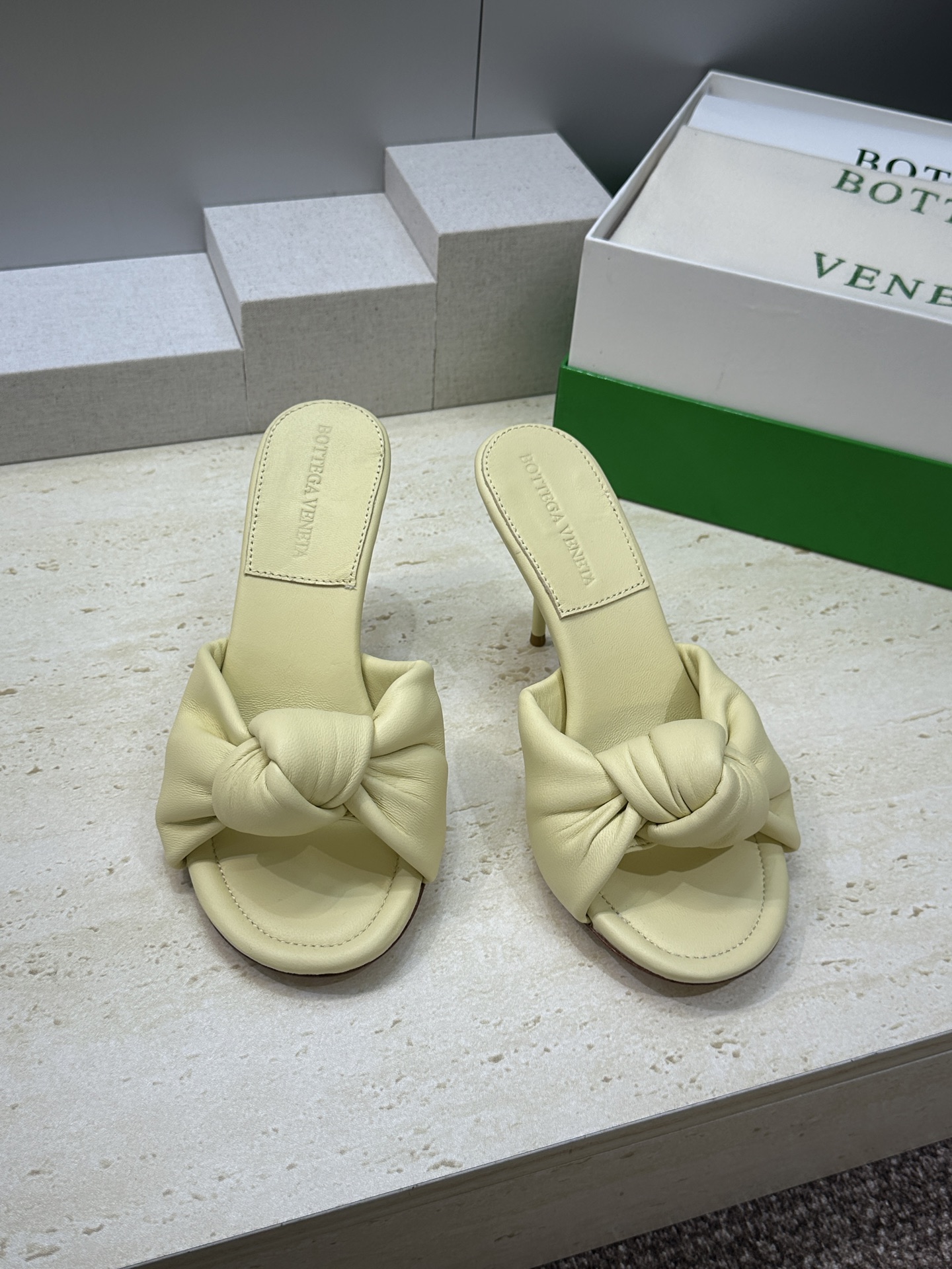 Bottega Veneta 葆蝶家2026春夏新款果冻色高跟女鞋 BV字母logo平底圆头露趾凉拖鞋材