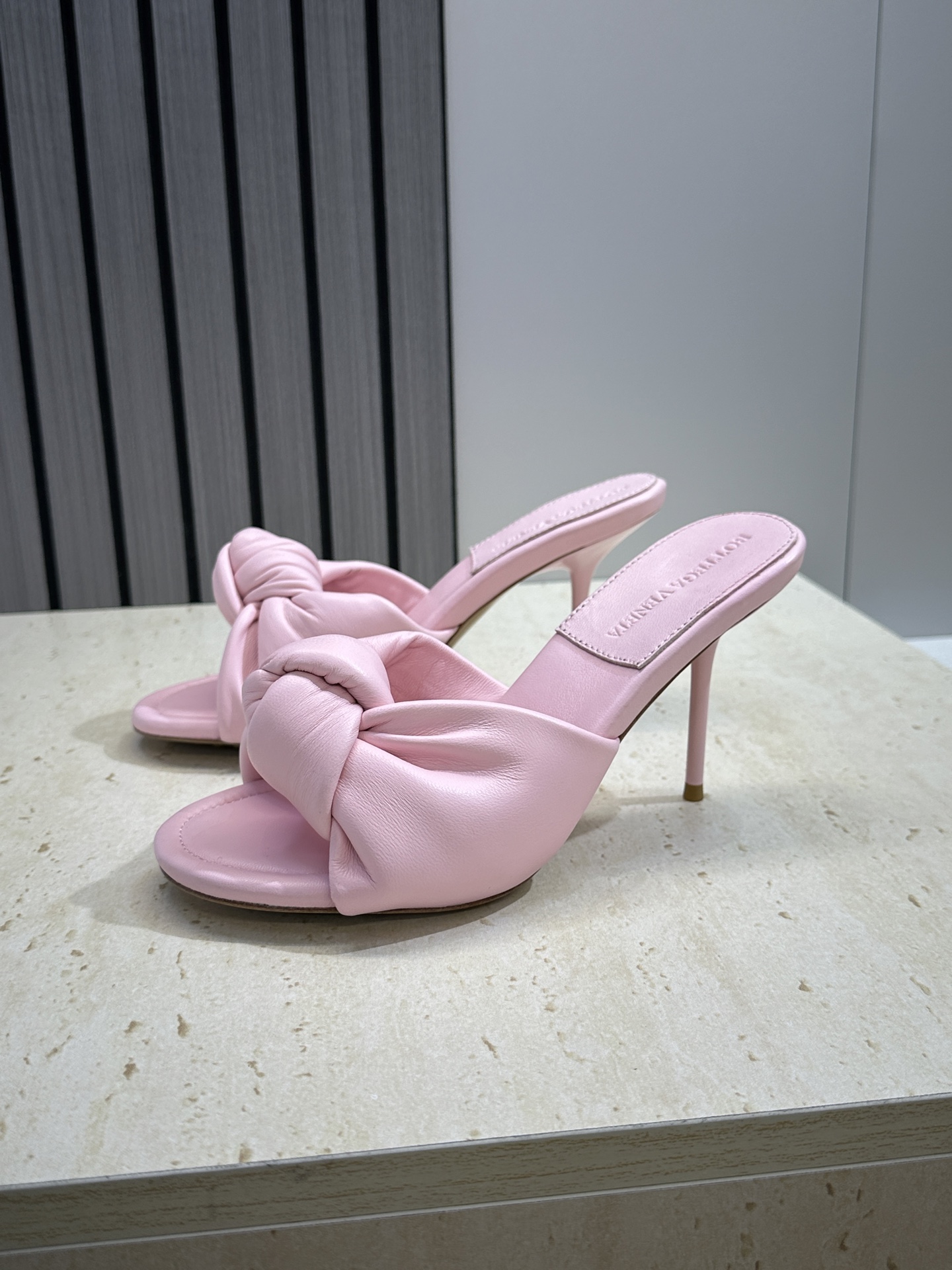 Bottega Veneta 葆蝶家2026春夏新款果冻色高跟女鞋 BV字母logo平底圆头露趾凉拖鞋材