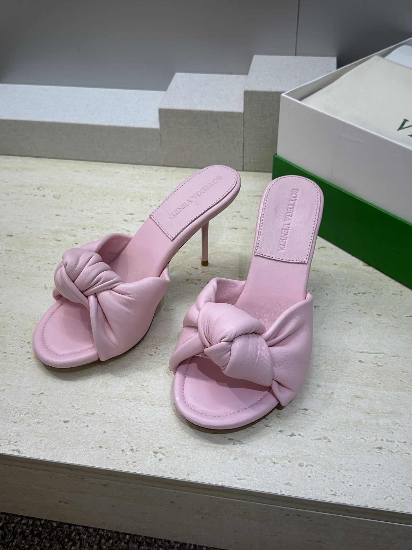 Bottega Veneta 葆蝶家2026春夏新款果冻色高跟女鞋 BV字母logo平底圆头露趾凉拖鞋材