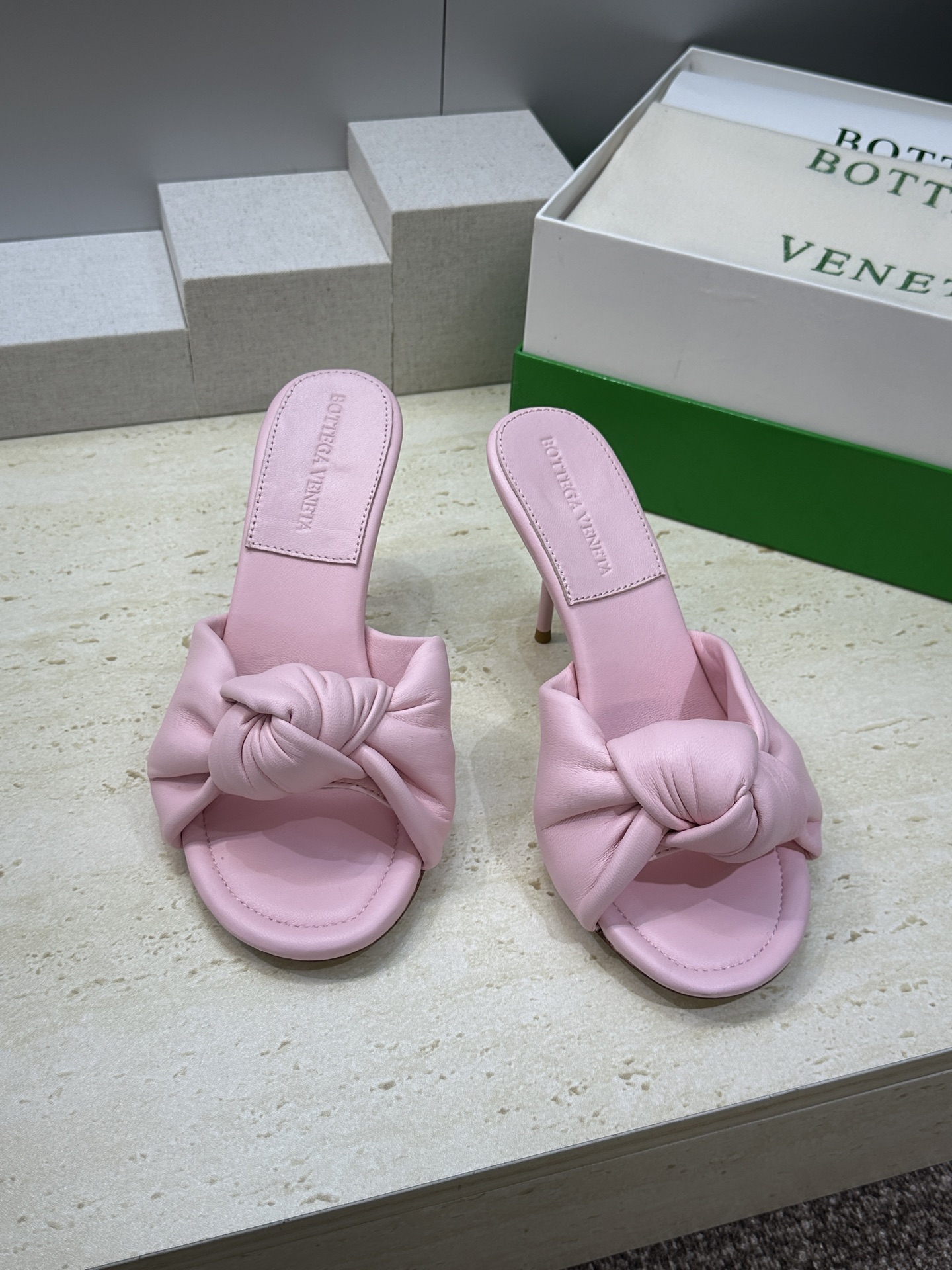 Bottega Veneta 葆蝶家2026春夏新款果冻色高跟女鞋 BV字母logo平底圆头露趾凉拖鞋材