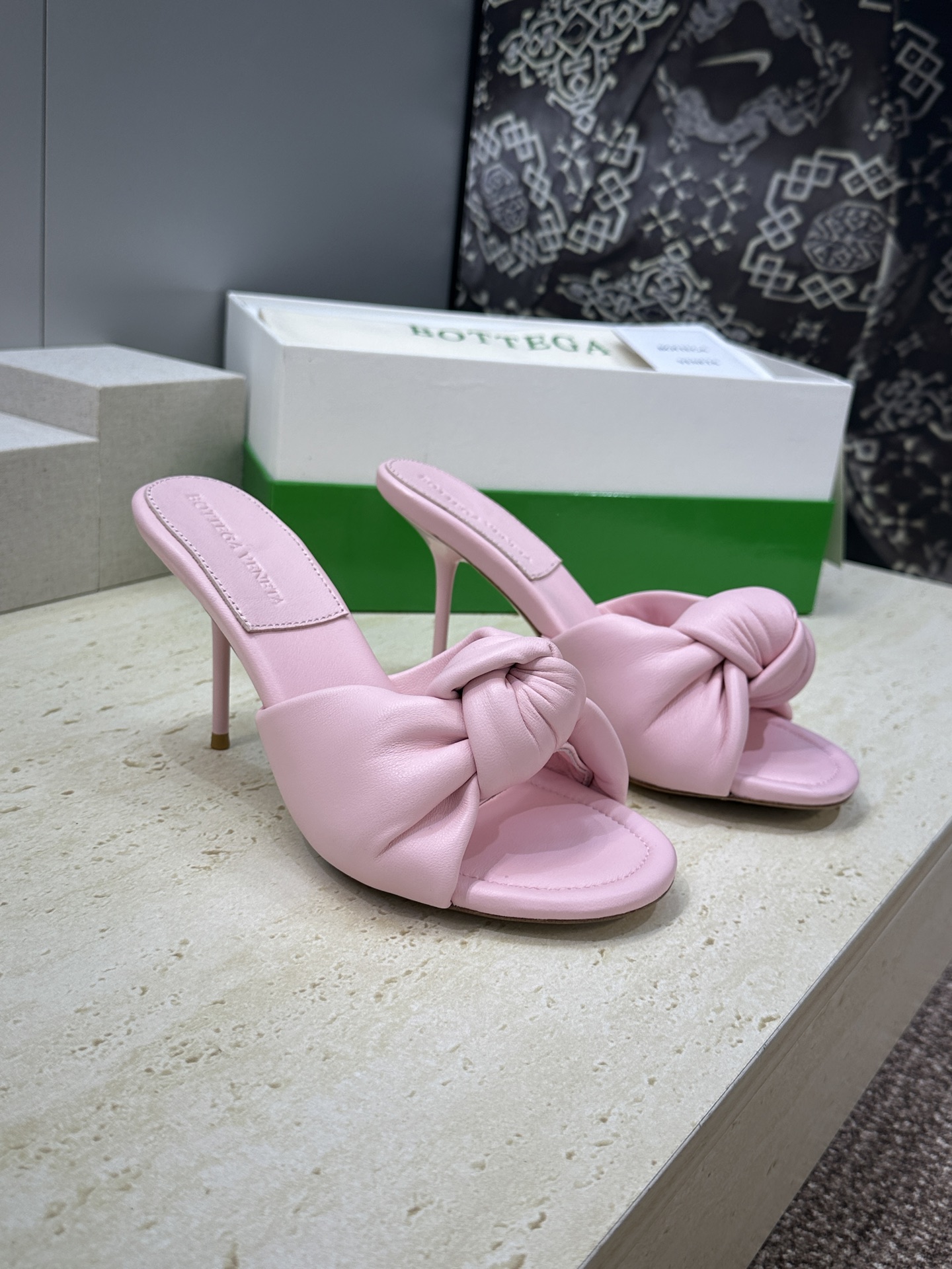 Bottega Veneta 葆蝶家2026春夏新款果冻色高跟女鞋 BV字母logo平底圆头露趾凉拖鞋材