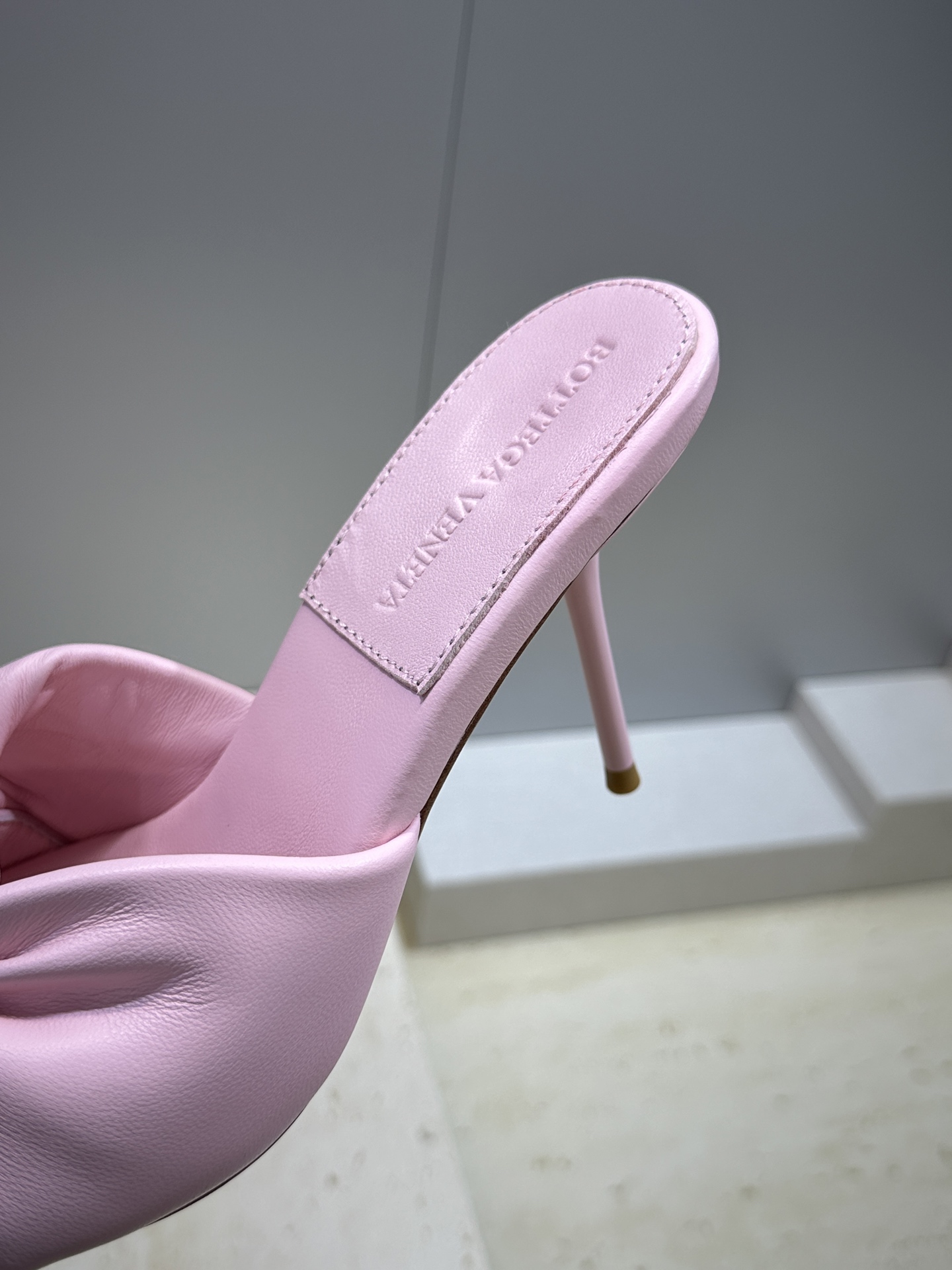 Bottega Veneta 葆蝶家2026春夏新款果冻色高跟女鞋 BV字母logo平底圆头露趾凉拖鞋材