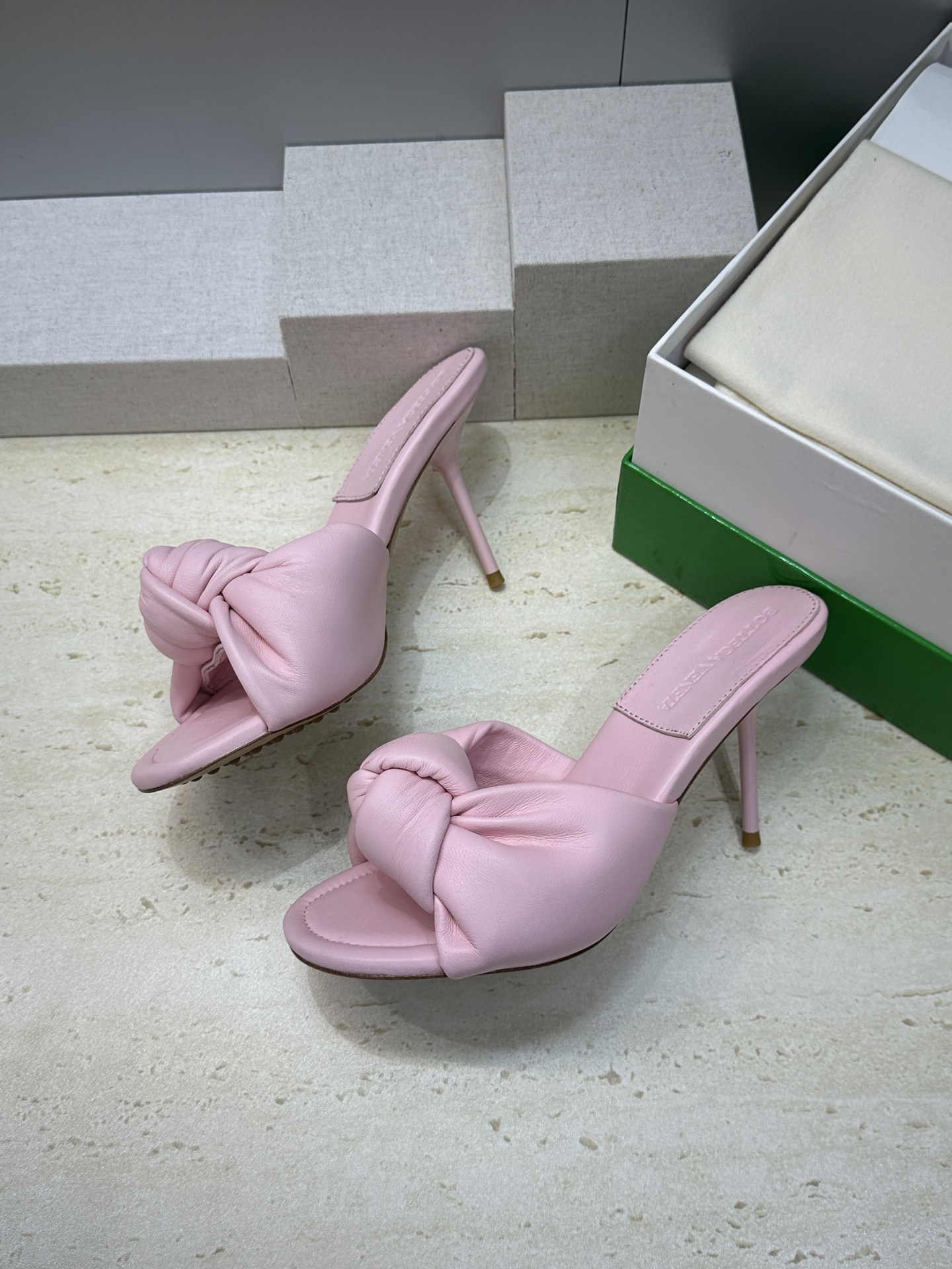Bottega Veneta 葆蝶家2026春夏新款果冻色高跟女鞋 BV字母logo平底圆头露趾凉拖鞋材