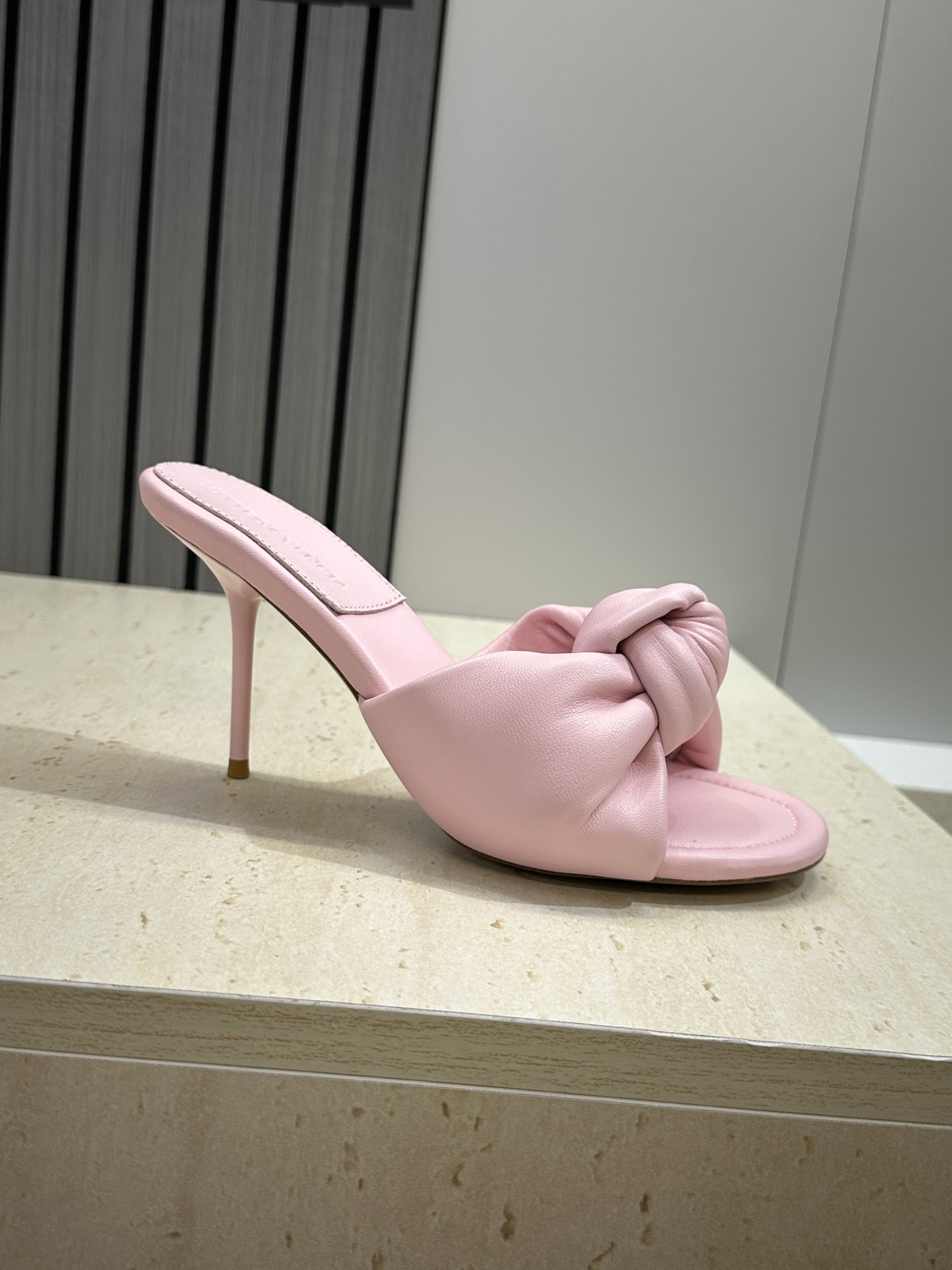 Bottega Veneta 葆蝶家2026春夏新款果冻色高跟女鞋 BV字母logo平底圆头露趾凉拖鞋材