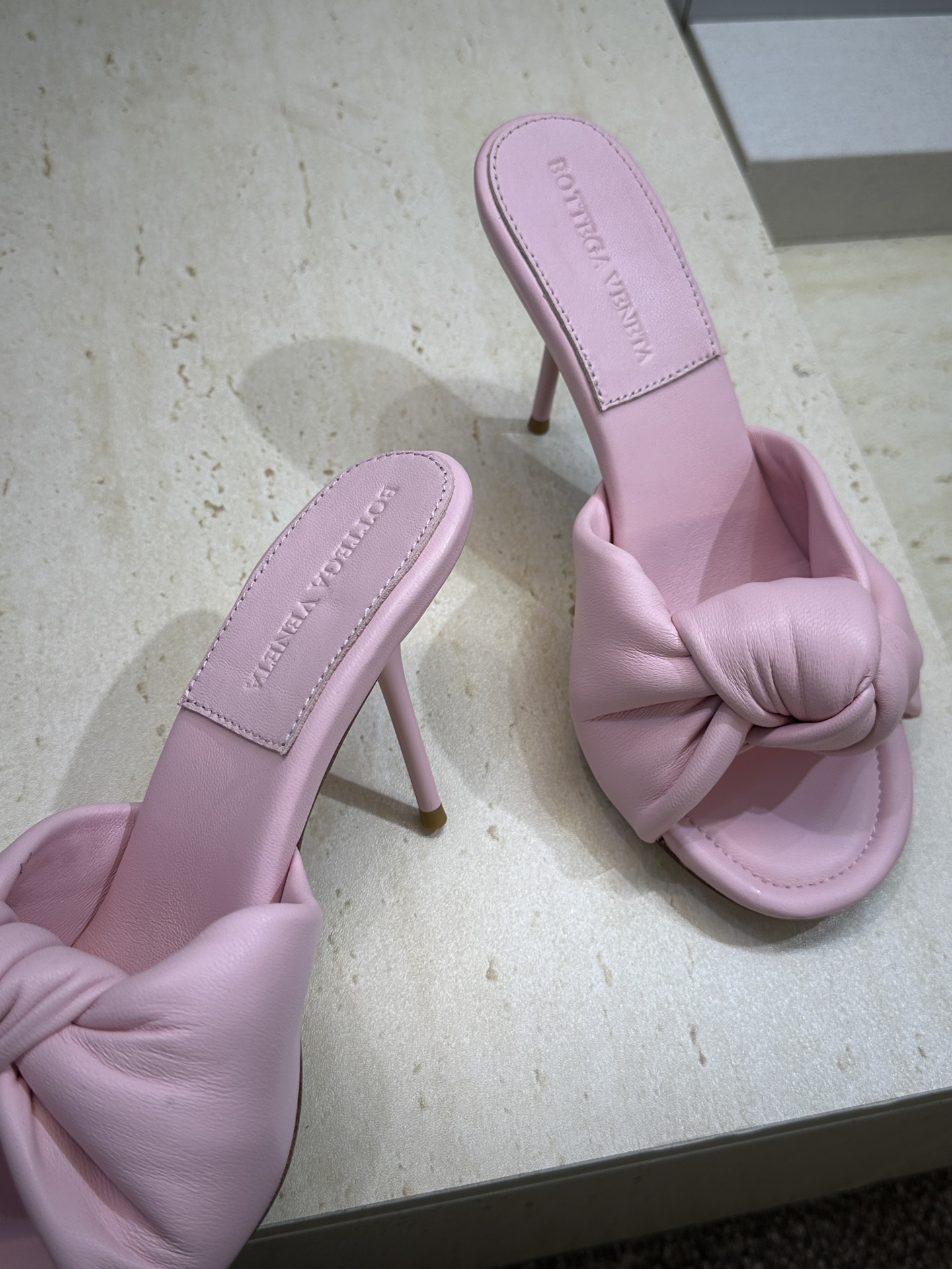 Bottega Veneta 葆蝶家2026春夏新款果冻色高跟女鞋 BV字母logo平底圆头露趾凉拖鞋材
