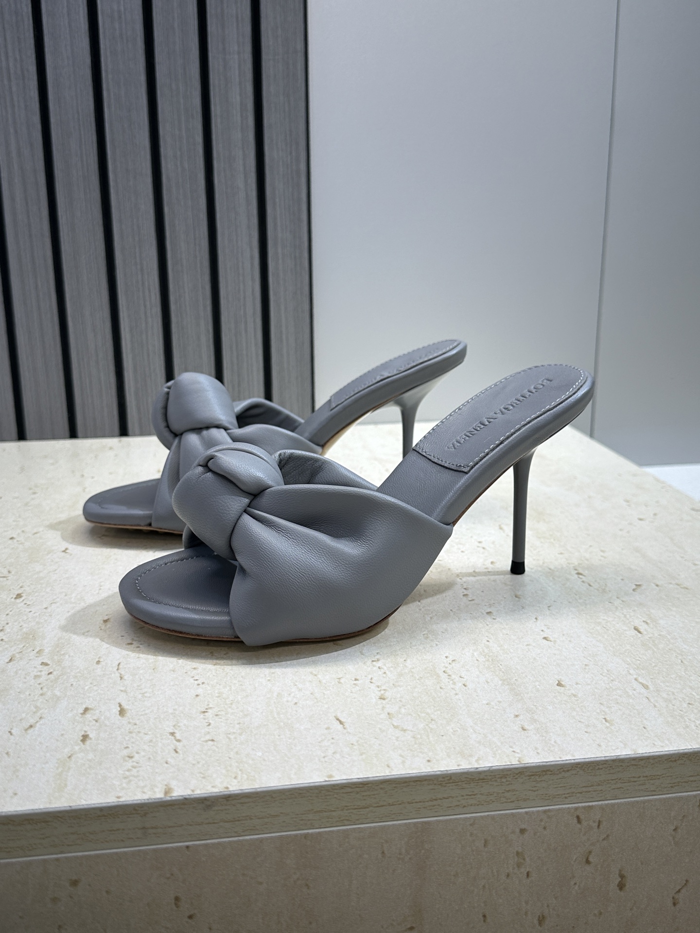 Bottega Veneta 葆蝶家2026春夏新款果冻色高跟女鞋 BV字母logo平底圆头露趾凉拖鞋材