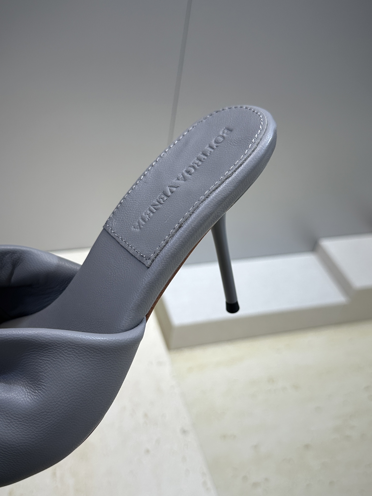 Bottega Veneta 葆蝶家2026春夏新款果冻色高跟女鞋 BV字母logo平底圆头露趾凉拖鞋材