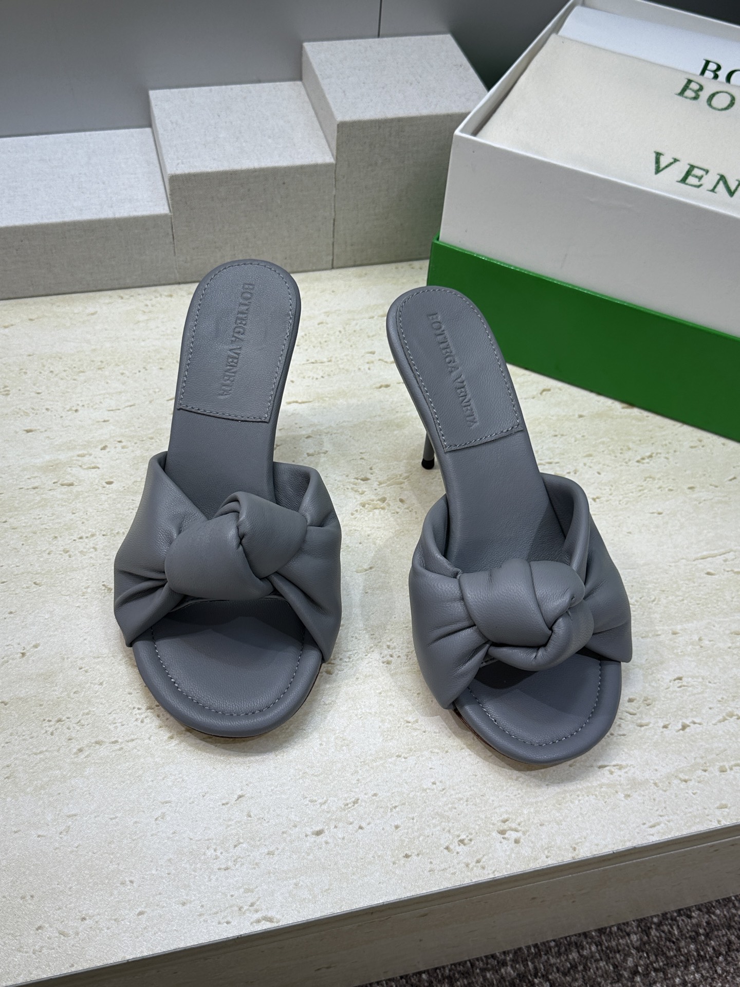 Bottega Veneta 葆蝶家2026春夏新款果冻色高跟女鞋 BV字母logo平底圆头露趾凉拖鞋材
