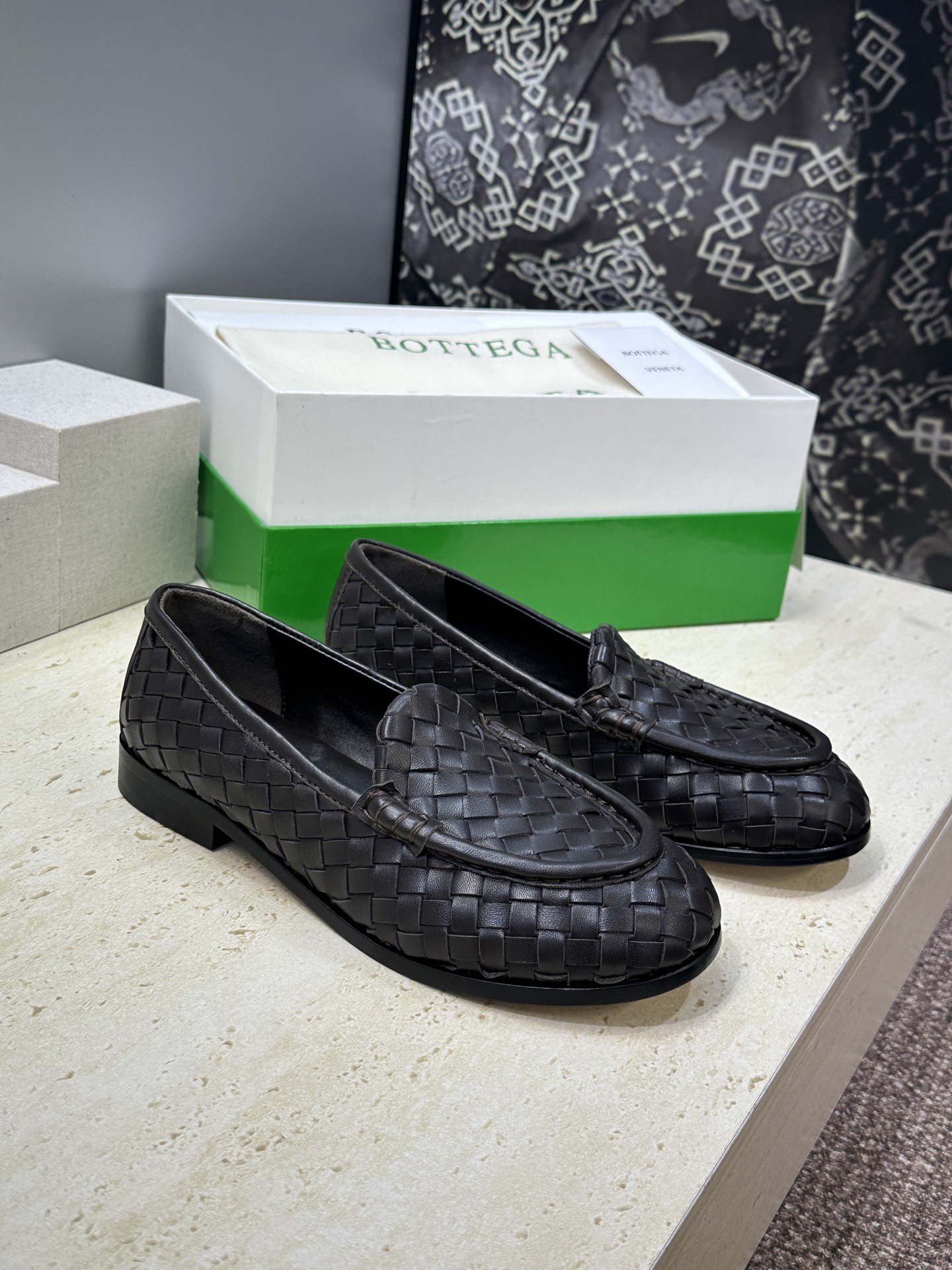 NO:819048,: Women's code / Men's code Bottega Veneta 2026 spring and summer couple's new woven Mary Jane ballet shoes BV letter logo low-heeled round-toe loafers Material: imported calfskin upper + water-dyed cowhide lining + Italian leather outsole Size : Women's code 35-42 (40.41.42 customization is not returnable) Men's size 39-45 (45 customization is not returnable), loafers, Bottega  veneta,bottega veneta,bottega veneta,loafers,mary jane,cowhide,Leather soles19860909:女码/男码 Bottega Veneta 葆蝶家2026春夏情侣新款编织玛丽珍芭蕾舞单鞋 BV字母logo低跟圆头乐福鞋 材质:鞋面进口小牛皮+水染牛皮内里+意大利真皮大底 Size : 女码35-42(40.41.42定制不退换） 男码39-45(45定制不退换),乐福鞋,bottega veneta,bottega veneta,bottega veneta,loafers,mary jane,cowhide,Leather soles,Women's Shoes