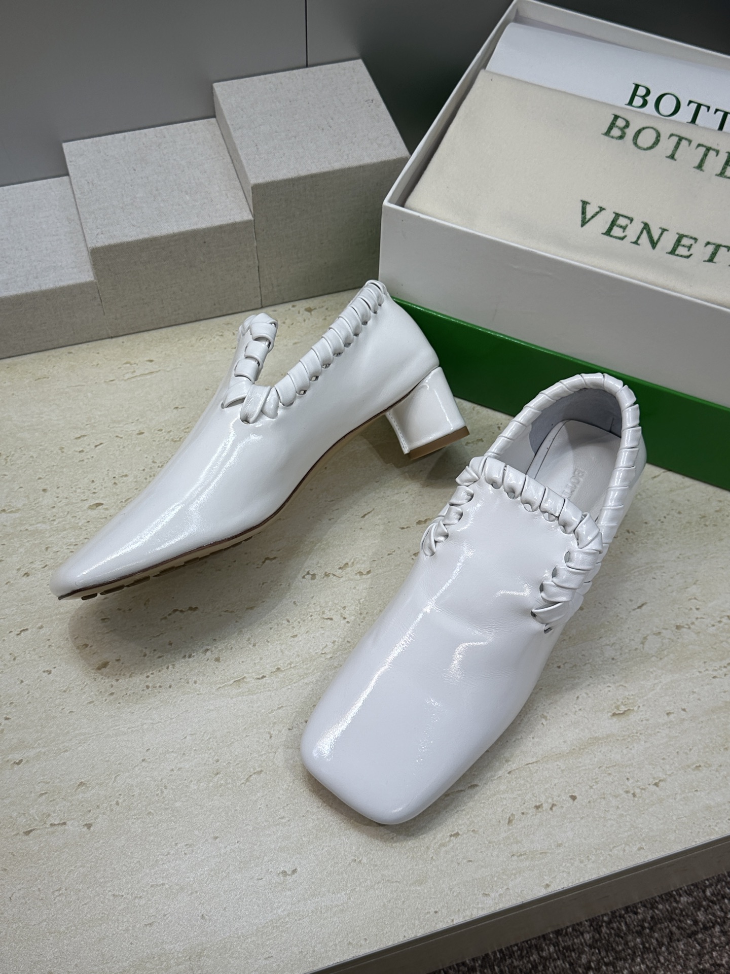 Bottega Veneta 葆蝶家2026春夏新款编织玛丽珍芭蕾舞粗跟女鞋 BV字母logo平底方头乐