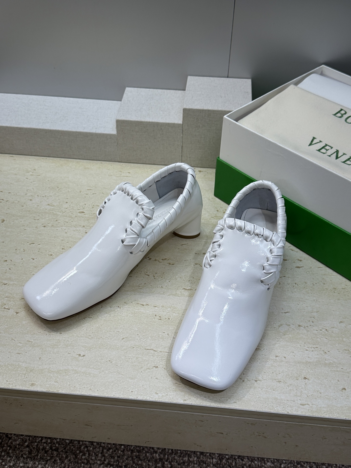 Bottega Veneta 葆蝶家2026春夏新款编织玛丽珍芭蕾舞粗跟女鞋 BV字母logo平底方头乐