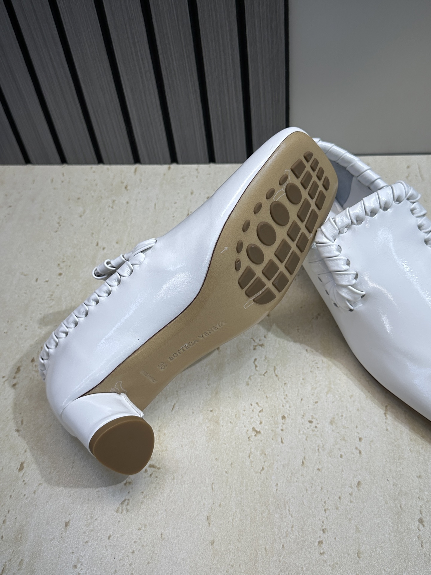 Bottega Veneta 葆蝶家2026春夏新款编织玛丽珍芭蕾舞粗跟女鞋 BV字母logo平底方头乐
