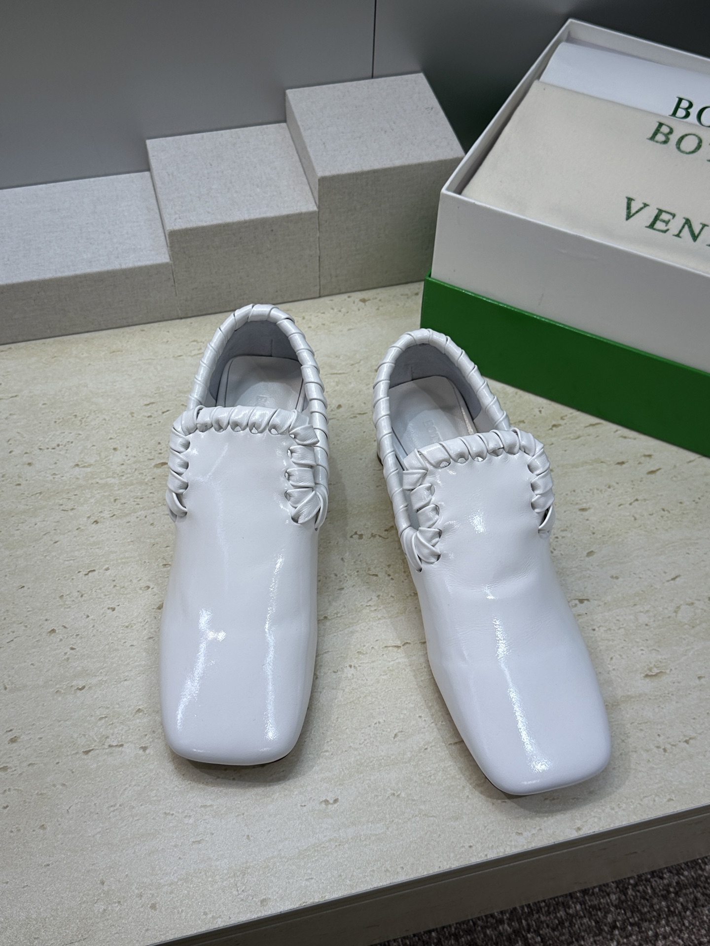 Bottega Veneta 葆蝶家2026春夏新款编织玛丽珍芭蕾舞粗跟女鞋 BV字母logo平底方头乐