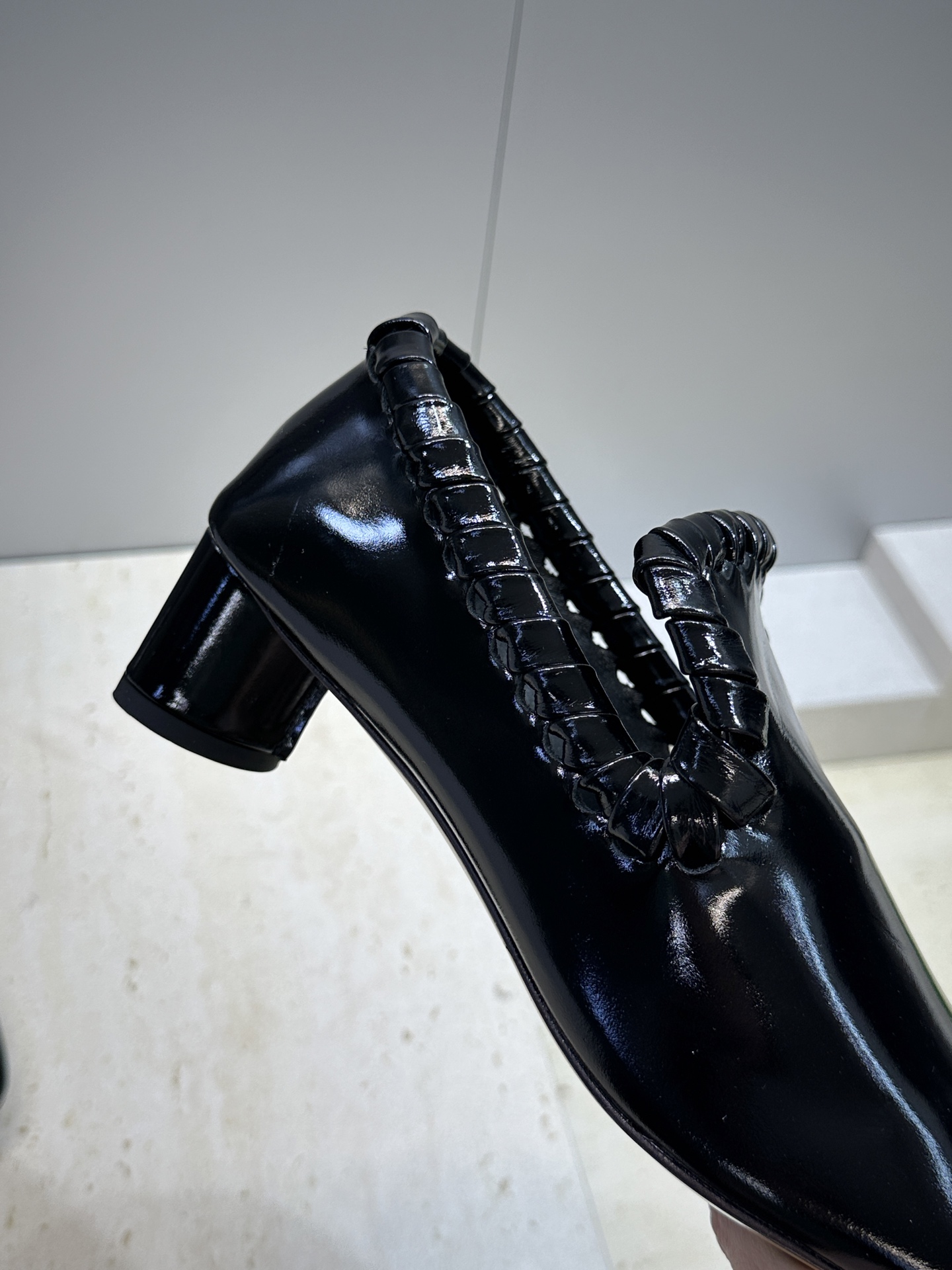 Bottega Veneta 葆蝶家2026春夏新款编织玛丽珍芭蕾舞粗跟女鞋 BV字母logo平底方头乐