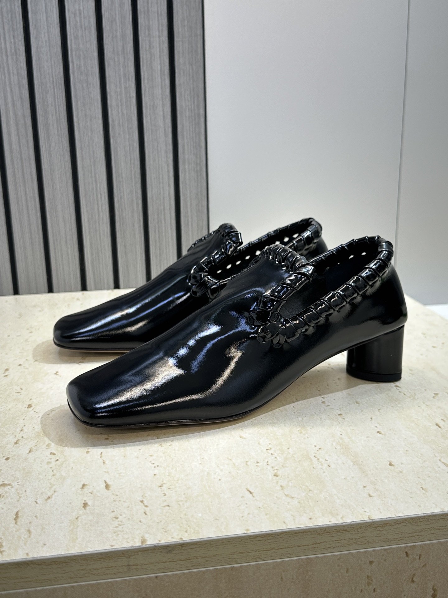 Bottega Veneta 葆蝶家2026春夏新款编织玛丽珍芭蕾舞粗跟女鞋 BV字母logo平底方头乐