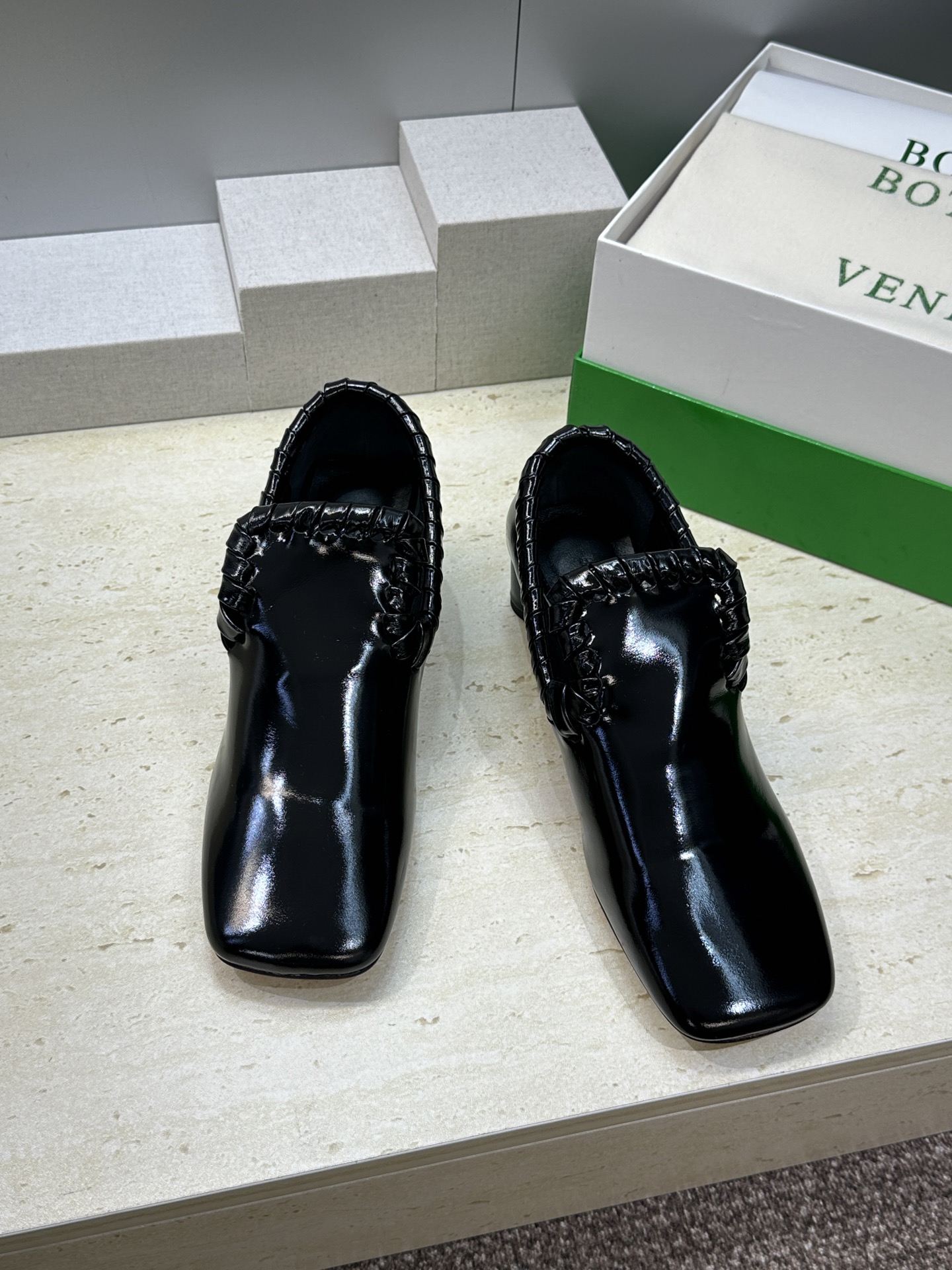 Bottega Veneta 葆蝶家2026春夏新款编织玛丽珍芭蕾舞粗跟女鞋 BV字母logo平底方头乐