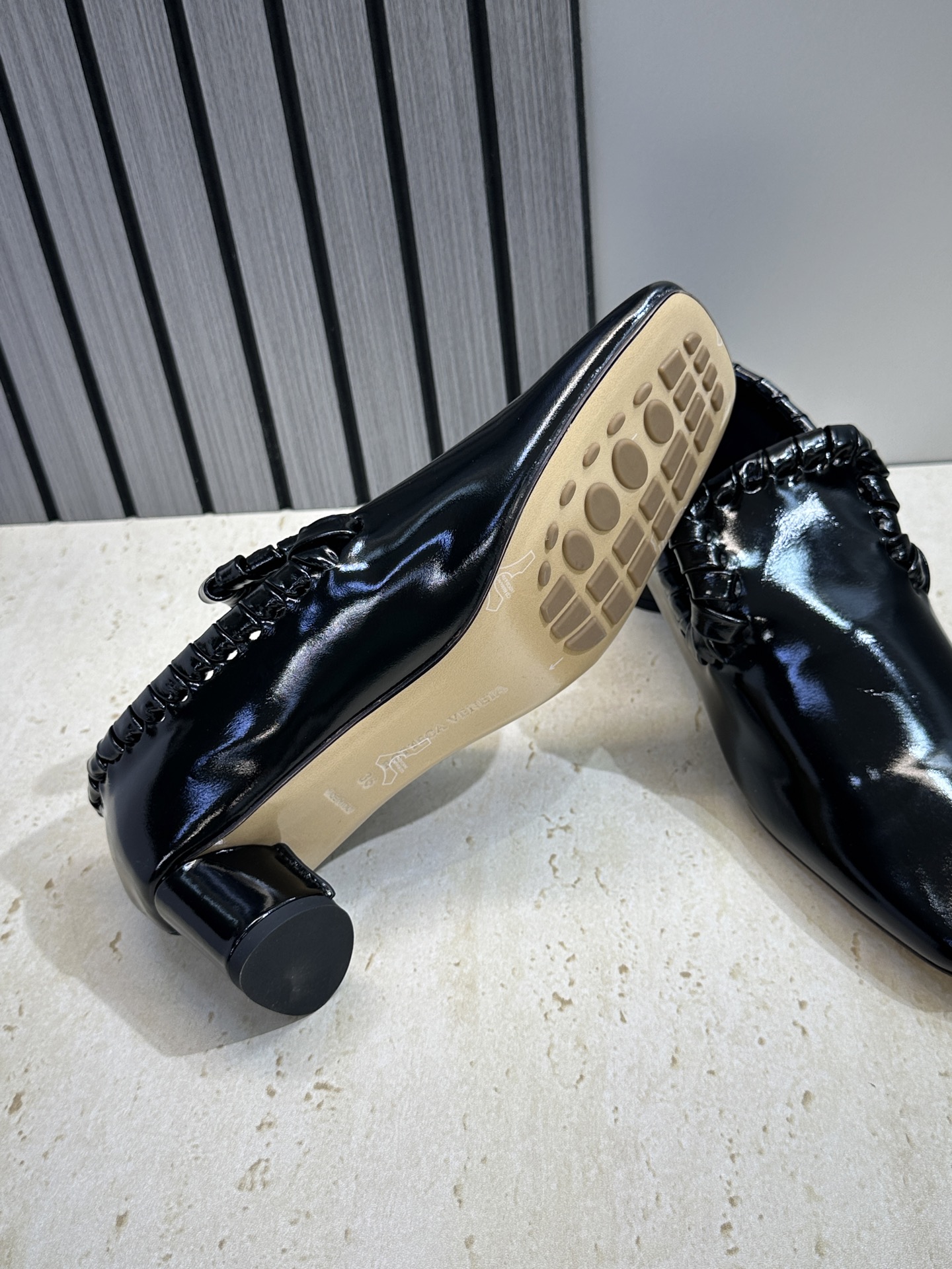 Bottega Veneta 葆蝶家2026春夏新款编织玛丽珍芭蕾舞粗跟女鞋 BV字母logo平底方头乐