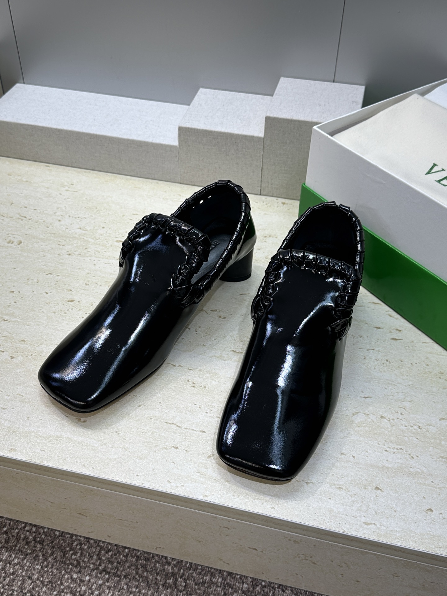 Bottega Veneta 葆蝶家2026春夏新款编织玛丽珍芭蕾舞粗跟女鞋 BV字母logo平底方头乐