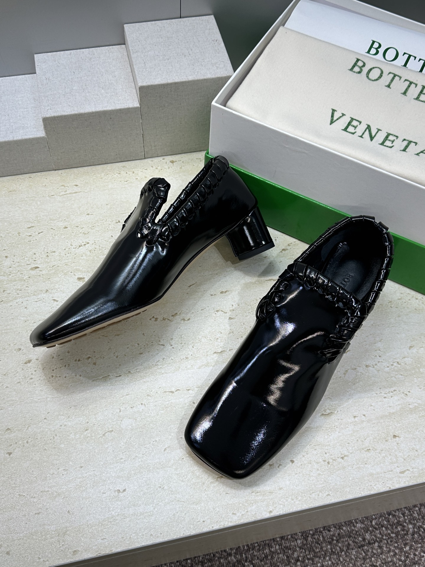 Bottega Veneta 葆蝶家2026春夏新款编织玛丽珍芭蕾舞粗跟女鞋 BV字母logo平底方头乐