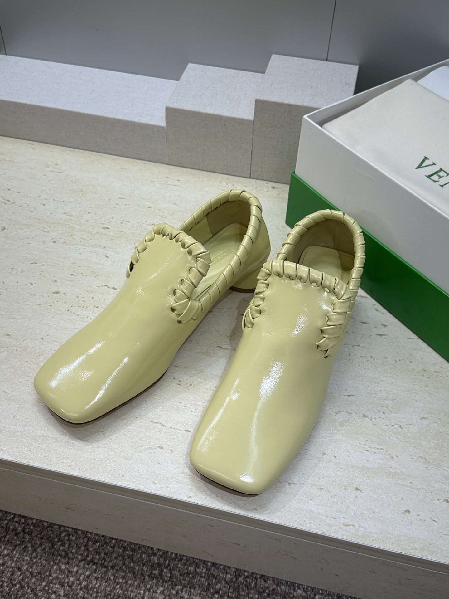 Bottega Veneta 葆蝶家2026春夏新款编织玛丽珍芭蕾舞粗跟女鞋 BV字母logo平底方头乐
